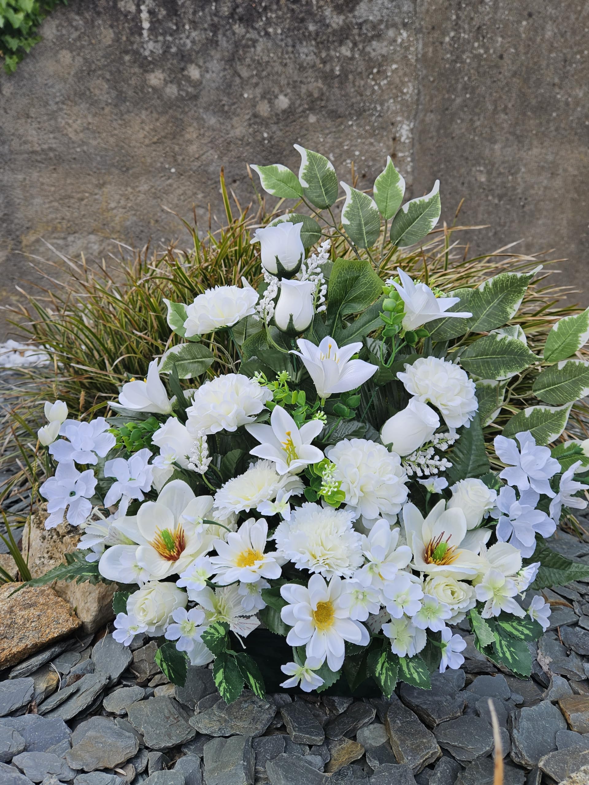 Composition Artificielles, Lesté Ciment pour Une Parfaite Tenue à L' extérieur. Réalisé par Nos Soins, Fleurs de Qualité.