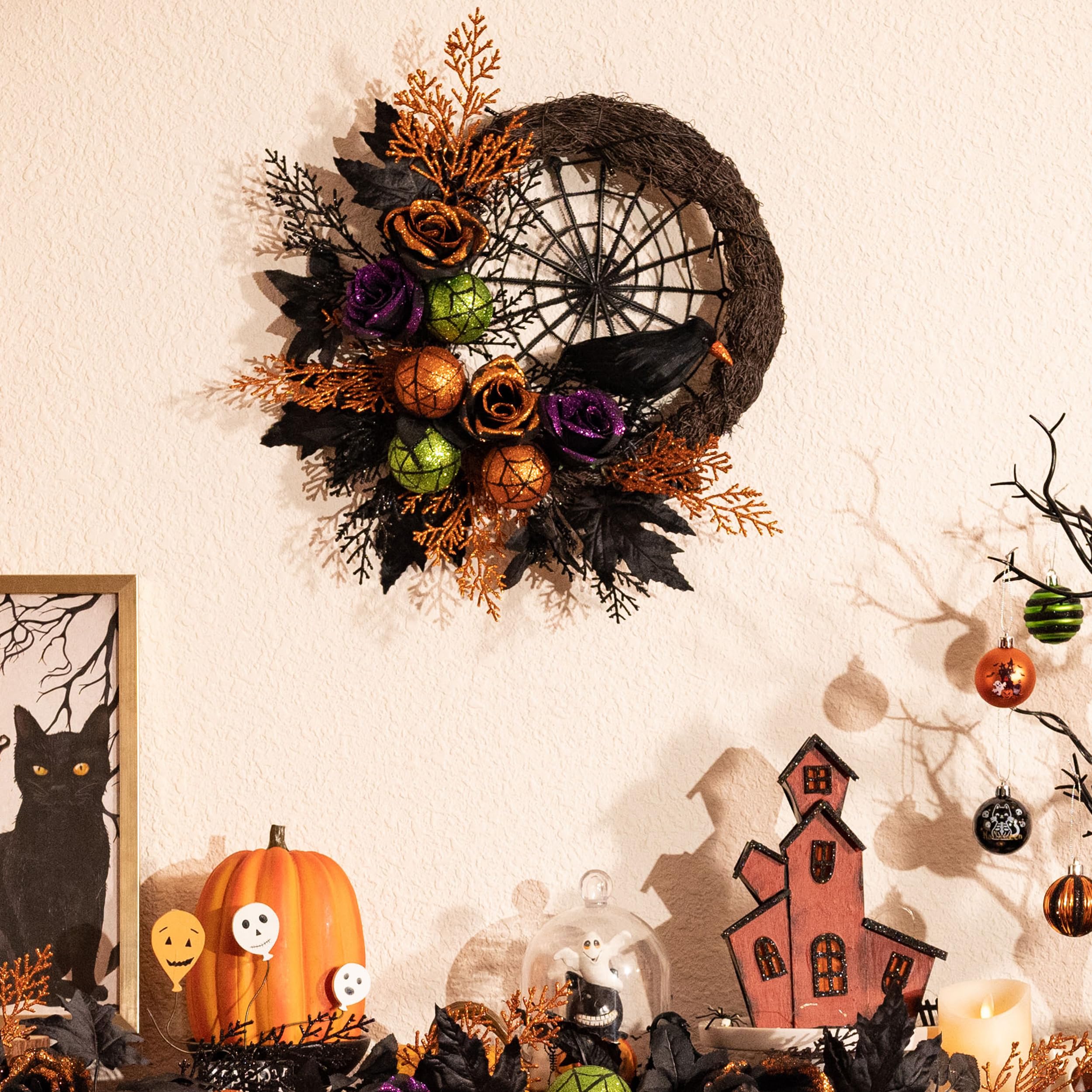 Valery Madelyn Corona de Halloween para puerta delantera con luces, 18 pulgadas, rosas preiluminadas, cuervo, telarañas, adornos de bolas, corona, decoraciones de Halloween para el hogar, centro de