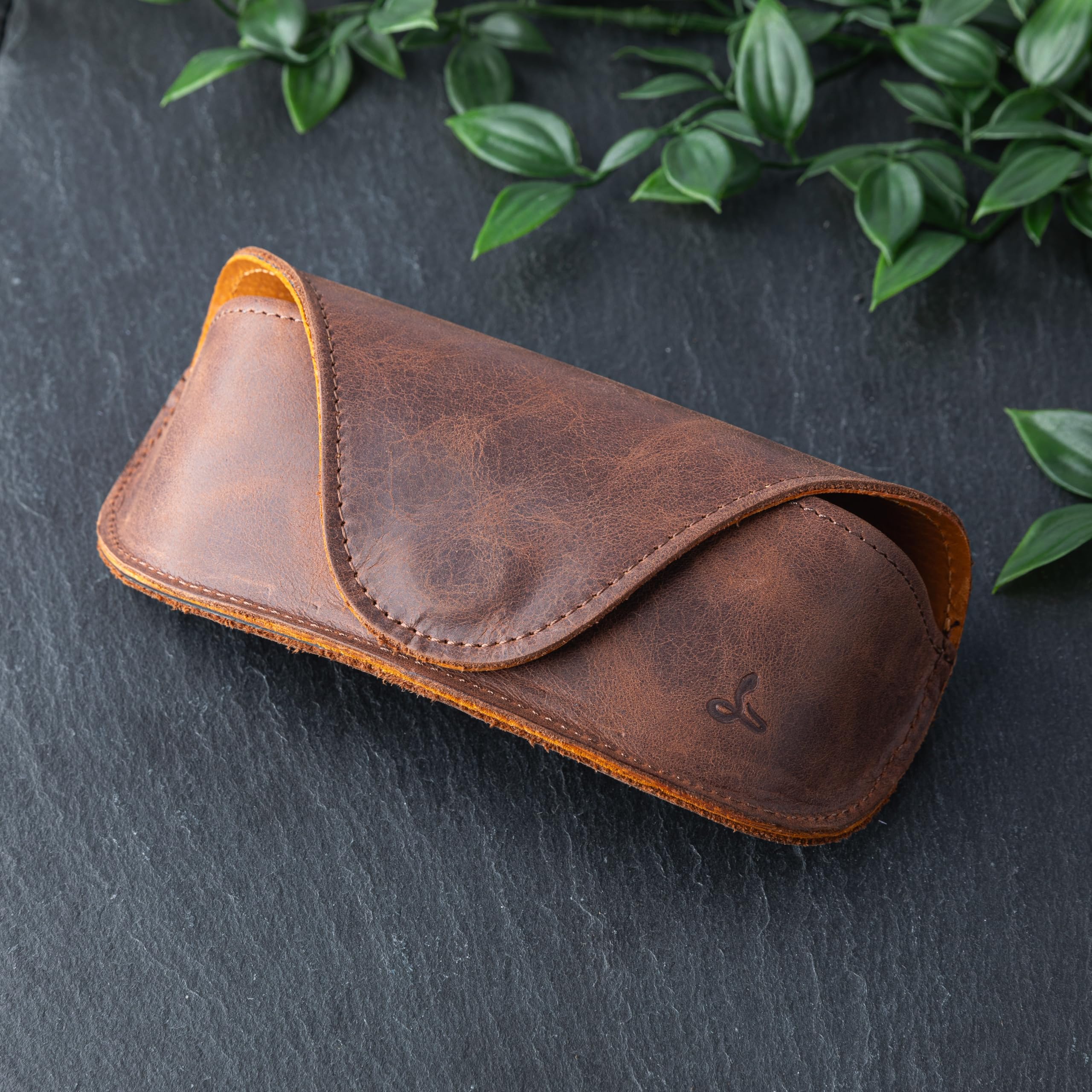 Snakehive Harte Brillenetui - Echtes Leder Brillenetui für Männer und Frauen - Lesebrillenetui - Weiches und robustes Nubukleder aus Top-Grain-Leder, handgefertigt in Europa im Vintage-Stil