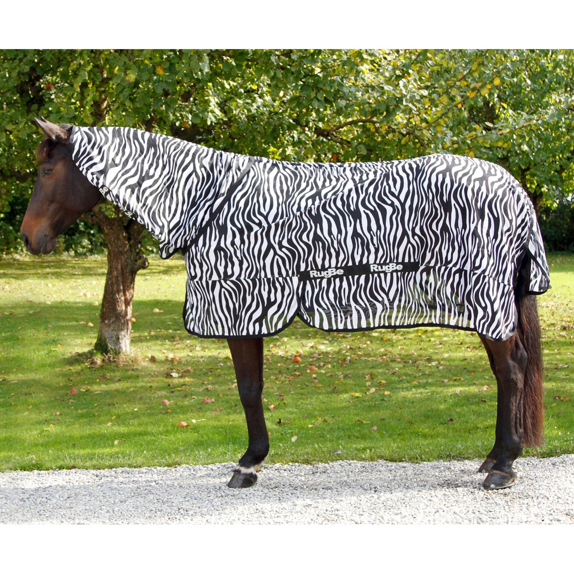 Kerbl RugBe Zebra, coperta anti-mosche per cavalli bianca/nera, lunghezza dorso 155 cm, totale 205 cm, protezione UV 90% (UPF 16), chiusura a strappo, lavabile a 30 °C.