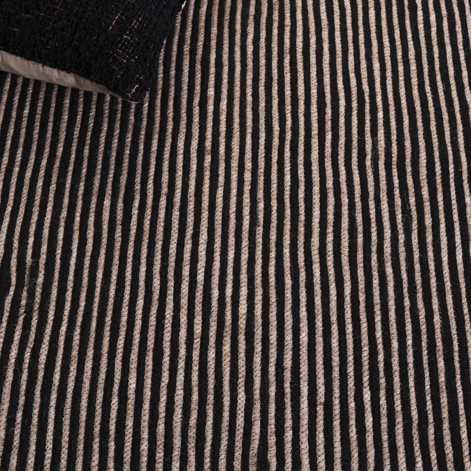 SAFAVIEH Braided Collection Area Rug - 4' x 6', Beige & Black, Handmade Wool & Cotton, Ideal for Living Room, Bedroom, Home Office, Dining Space (BRD904B-4)