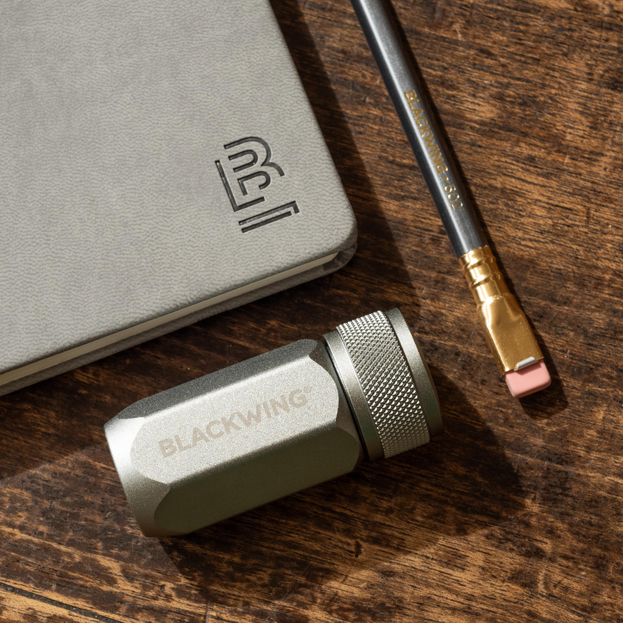 Blackwing Affilatrice a punta lunga in un solo passo, lama in acciaio tedesco, punta curva affilata, alluminio lavorato, grigio