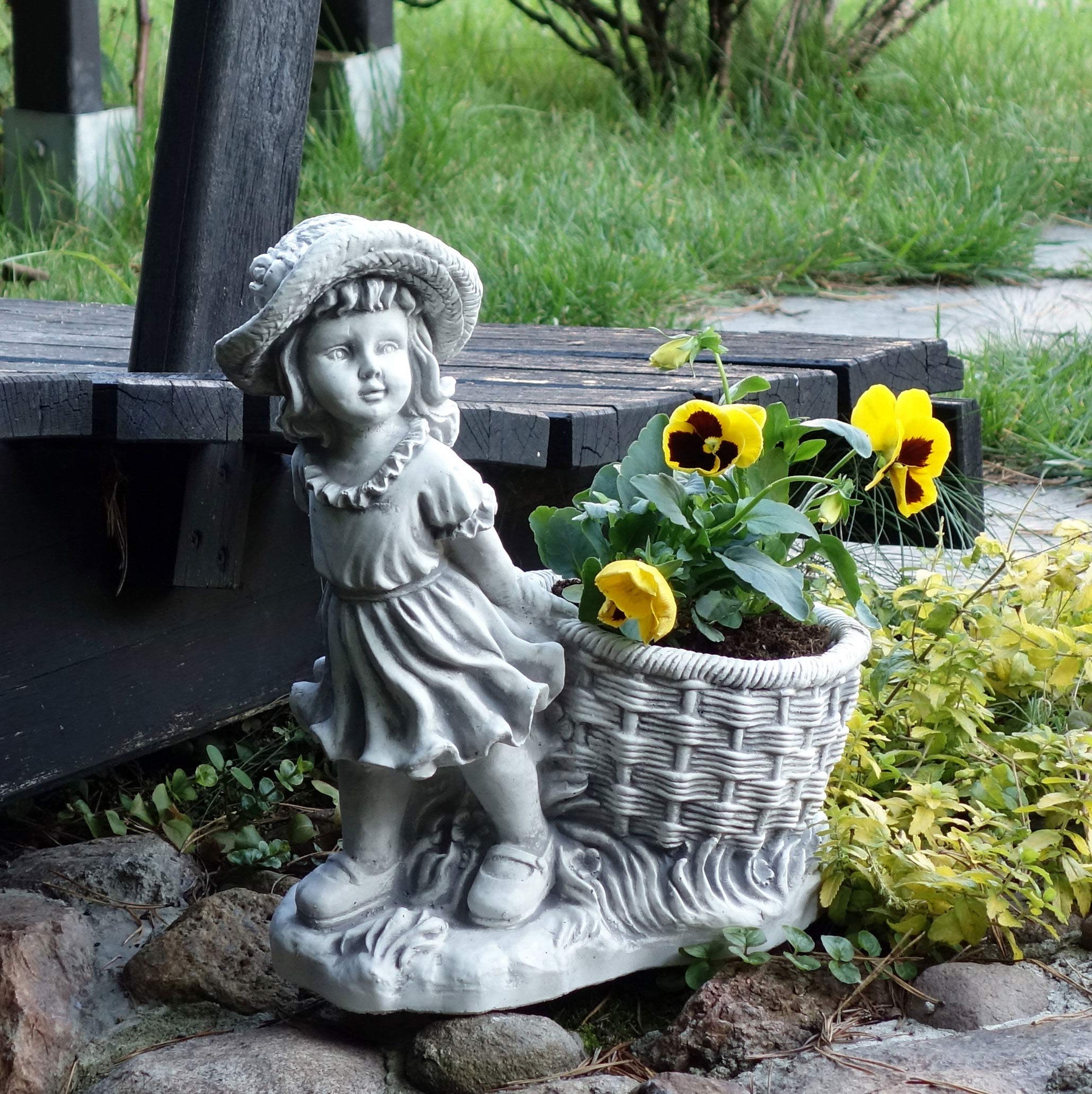 gartendekoparadies.de Jardinière en forme de petite fille, avec pot de fleurs, en pierre massive, résistant au froid