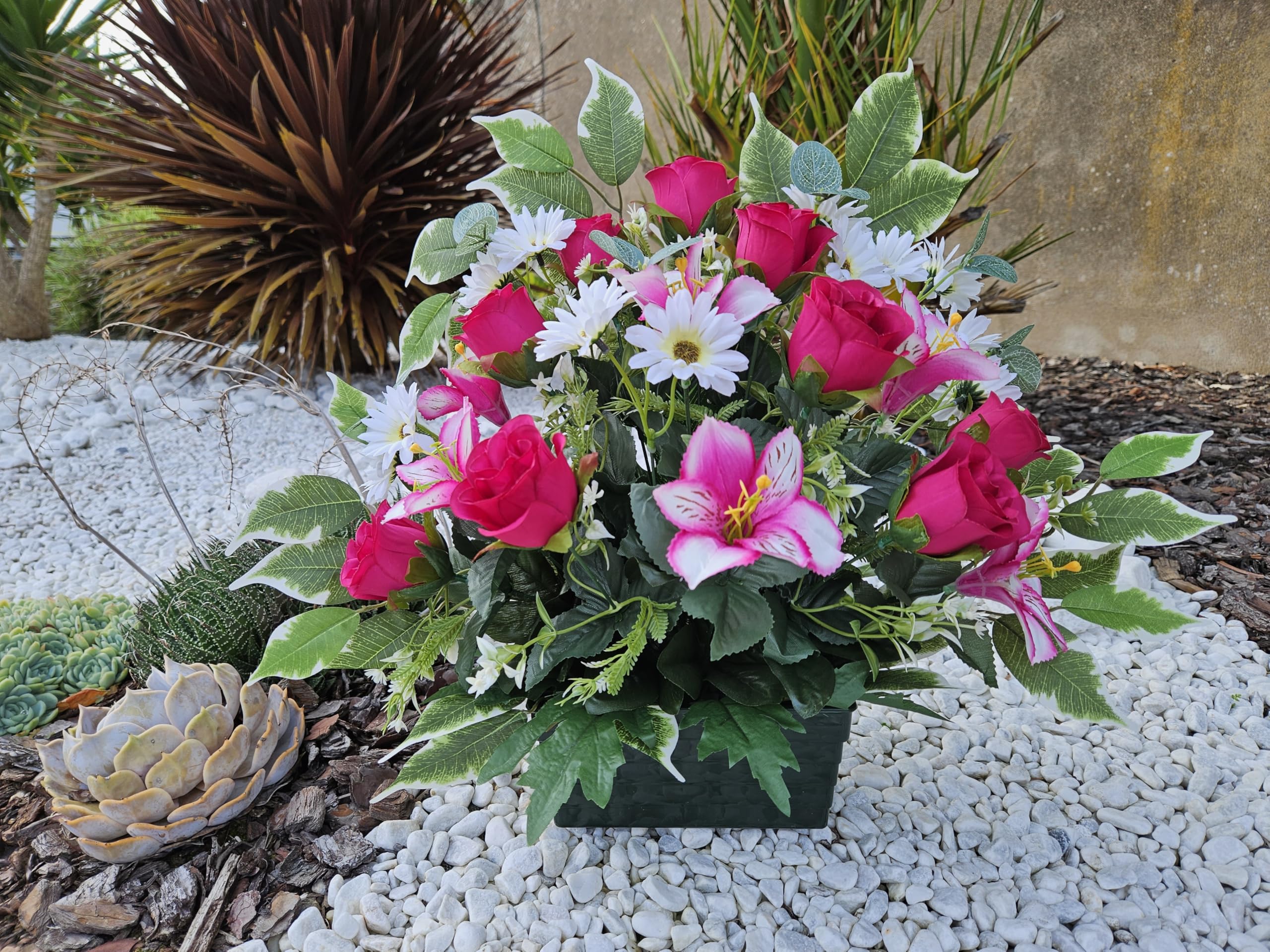 Composition de Fleurs Artificielles Lesté Ciment Pour Une Très Bonne Tenue à L' extérieur. Réalisé Par Nos Soins. Fleurs de Qualité.