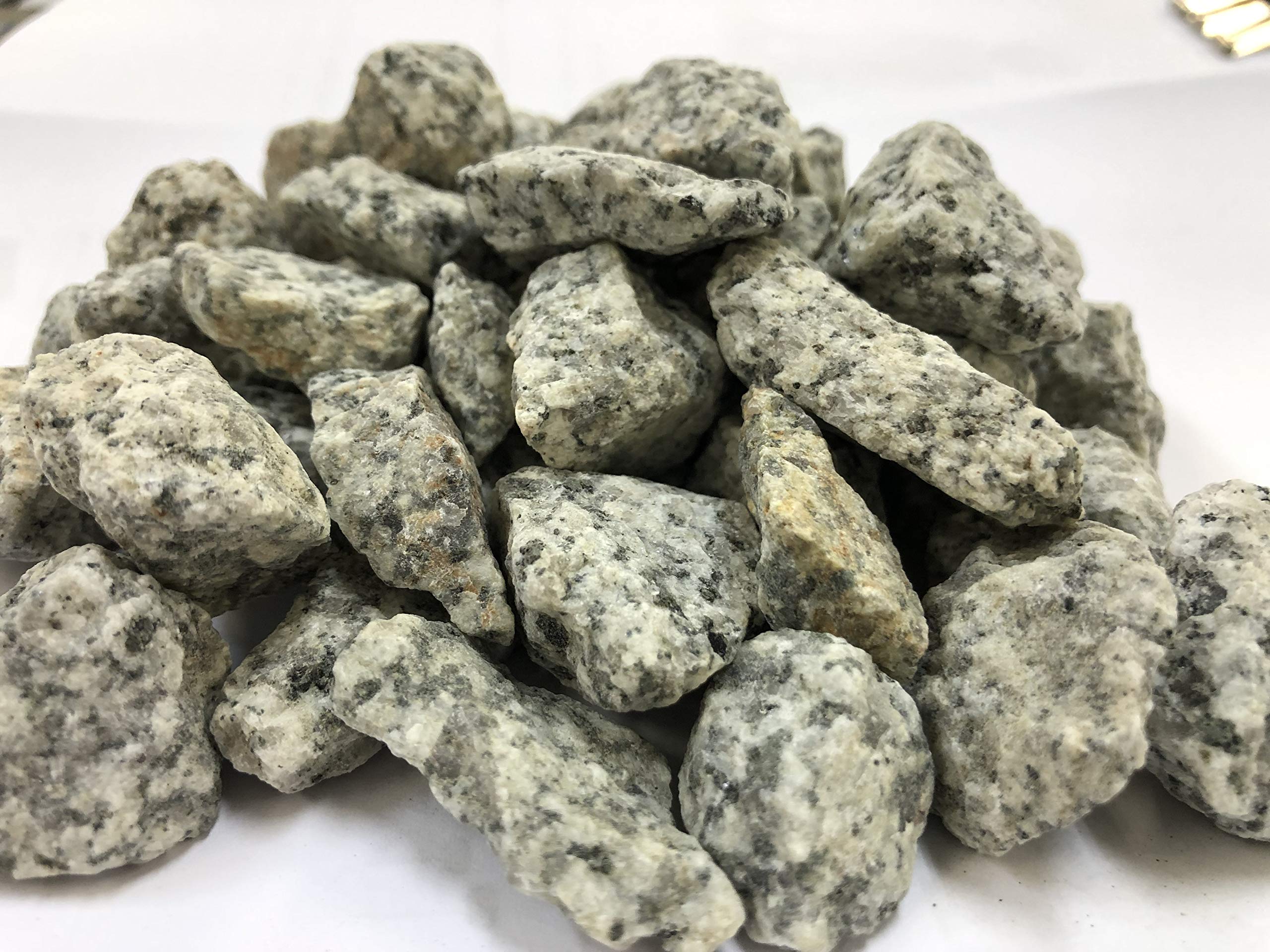 Amazon | ［松阪興産株式会社 伊勢天然石(三重県産）砂利15kg 20mm］お