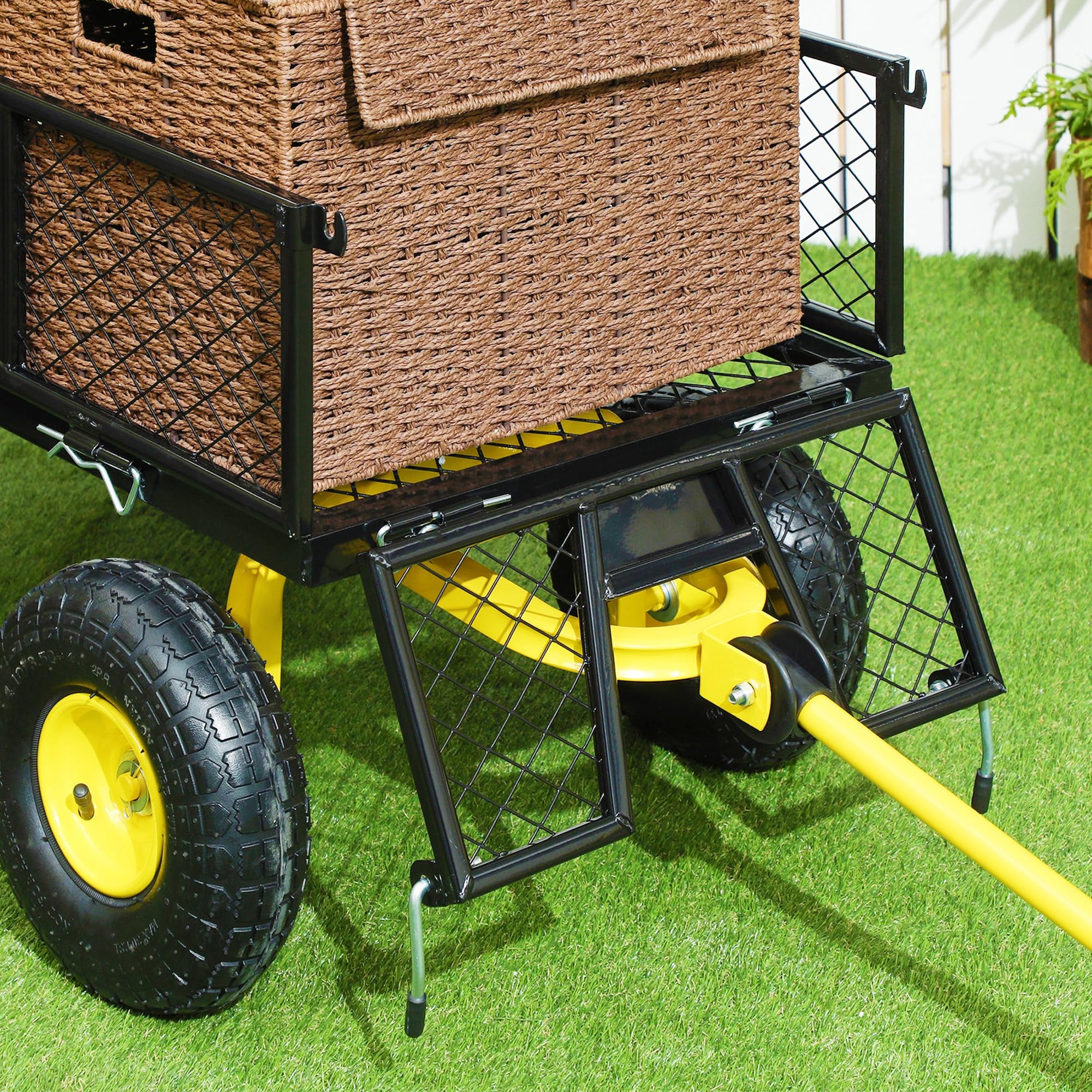 Outsunny Carro de Jardín Basculante Carga 200 kg Carro para Playa con Paneles Laterales Desmontables Mango Giratorio de 180° y 4 Ruedas Neumáticas Grandes de Goma Negro y Amarillo