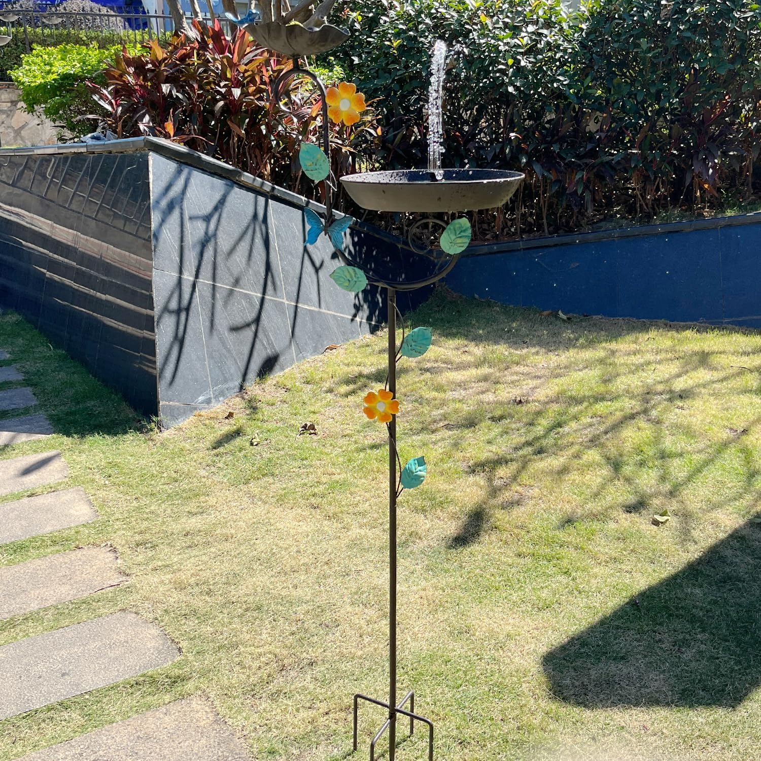 Freistehende Solar-Vogeltränke, 147,3 cm hoch, dekorative Vogeltränke und Futterstation, Vogeltränke für den Außenbereich mit Solarbrunnen, 5 Spikes, floraler Akzent, Vogeltränke für Garten,