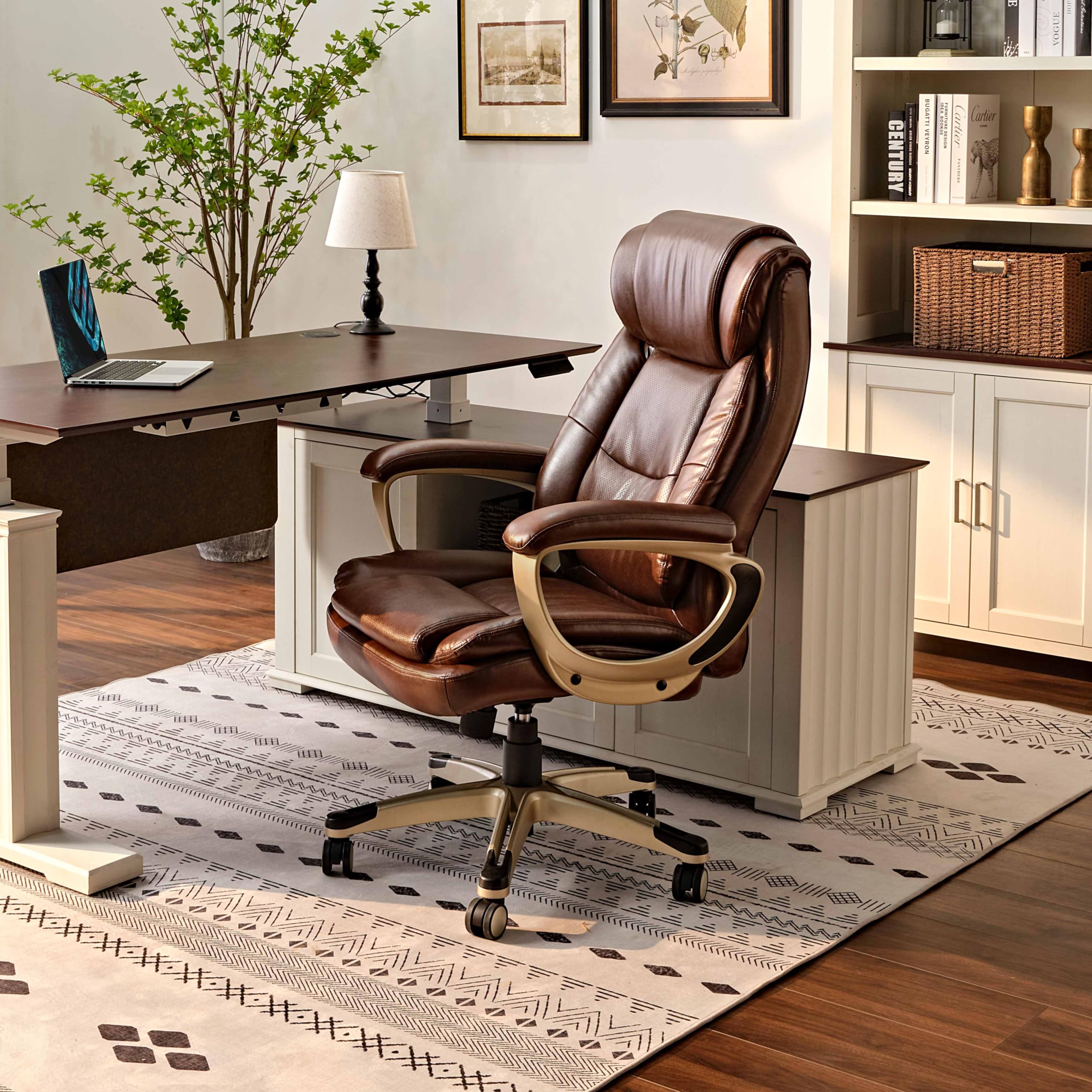 EUREKA ERGONOMIC Sedia Ufficio, Sedia Scrivania in Pelle PU con Braccioli Morbidi Seduta Extra Larga, Girevole Regolabile in Altezza, Supporto 120 KG, per Casa e Ufficio- Marrone