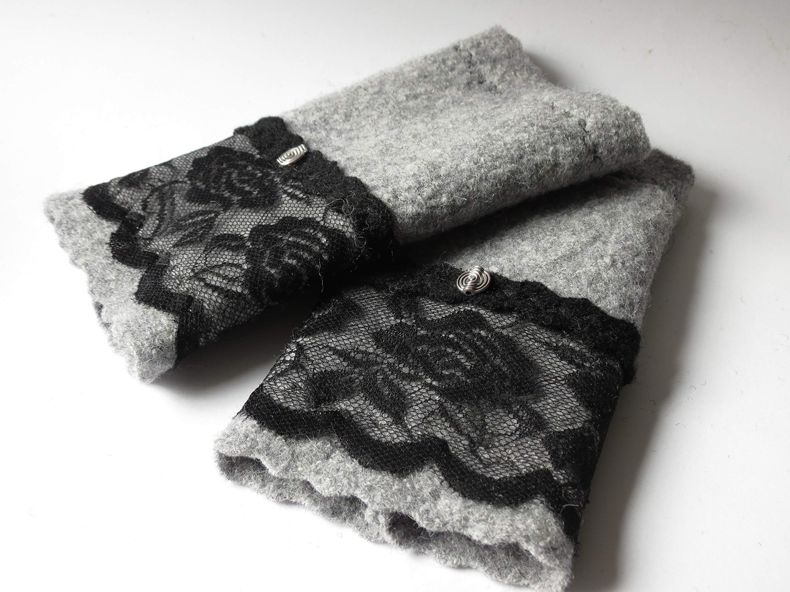 Armstulpen/Pulswärmer mit Spitzenapplikation: Walkwolle (Walkloden, Kochwolle) in Grau, elastisches Spitzenband in Schwarz; umringender Zackenlitz, Charm (Designer-Perle), Zierstich