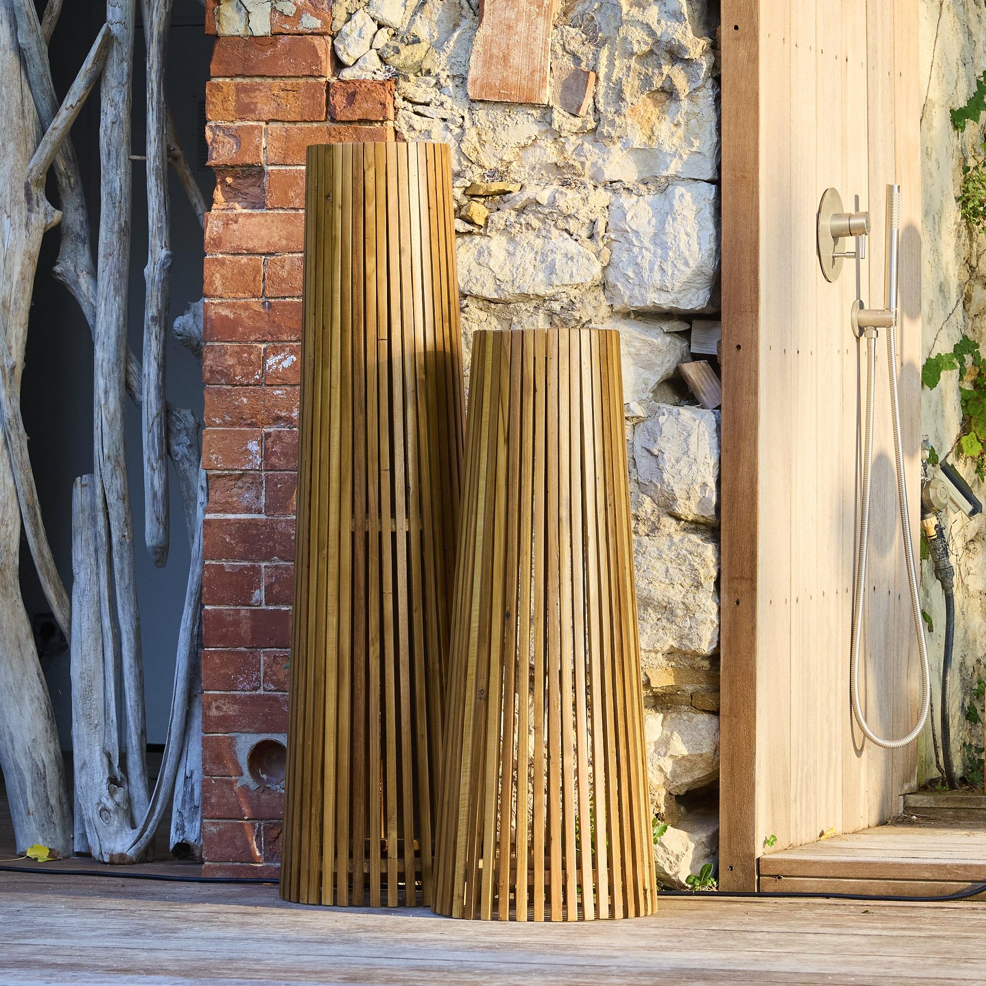 Lumisky - Lámpara de pie solar para exteriores tecka tall de madera teca con módulo LED blanco cálido y mando a distancia (120 cm)