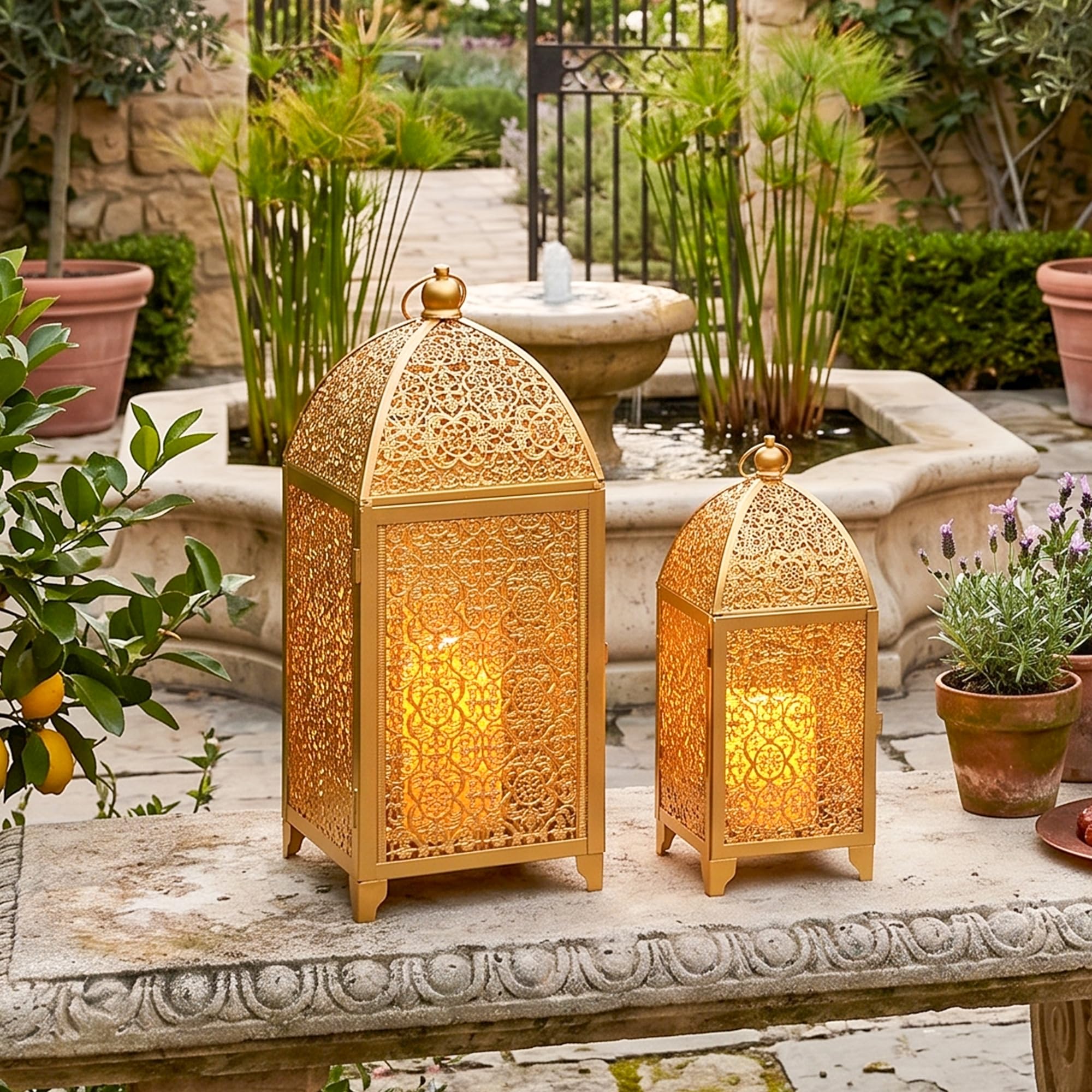TRIROCKS Set di 2 lanterne decorative vintage da 30,5 cm e 41,5 cm, portacandele in metallo con motivo cavo, per soggiorno, giardino, feste, eventi, interni ed esterni (oro)