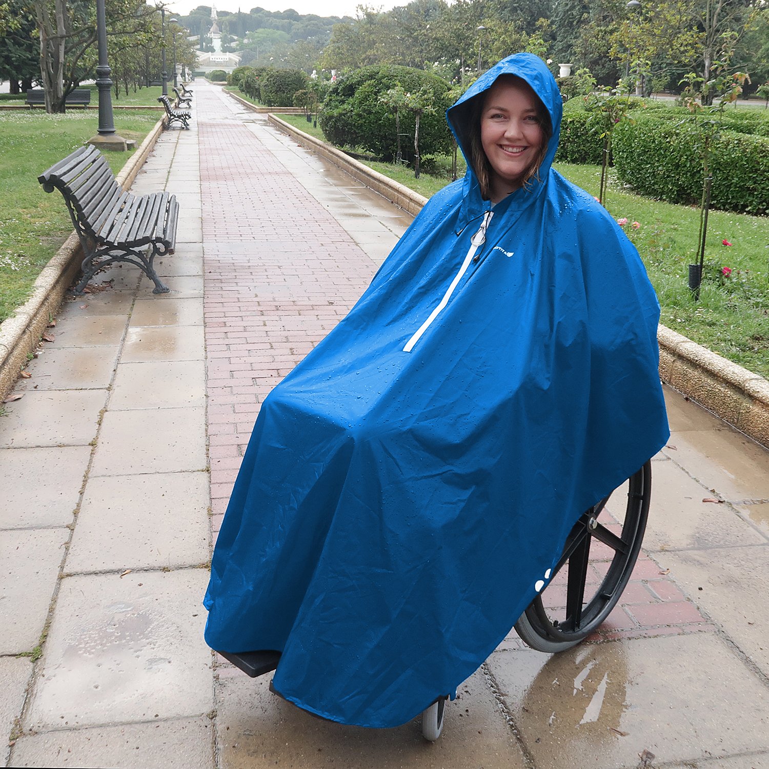 Der Poncho für den Rollstuhl – Der vielfältig einsetzbare Regenschutz für den Rollstuhl – einfache Handhabung, leichtes An- und Ausziehen – italienisches Design