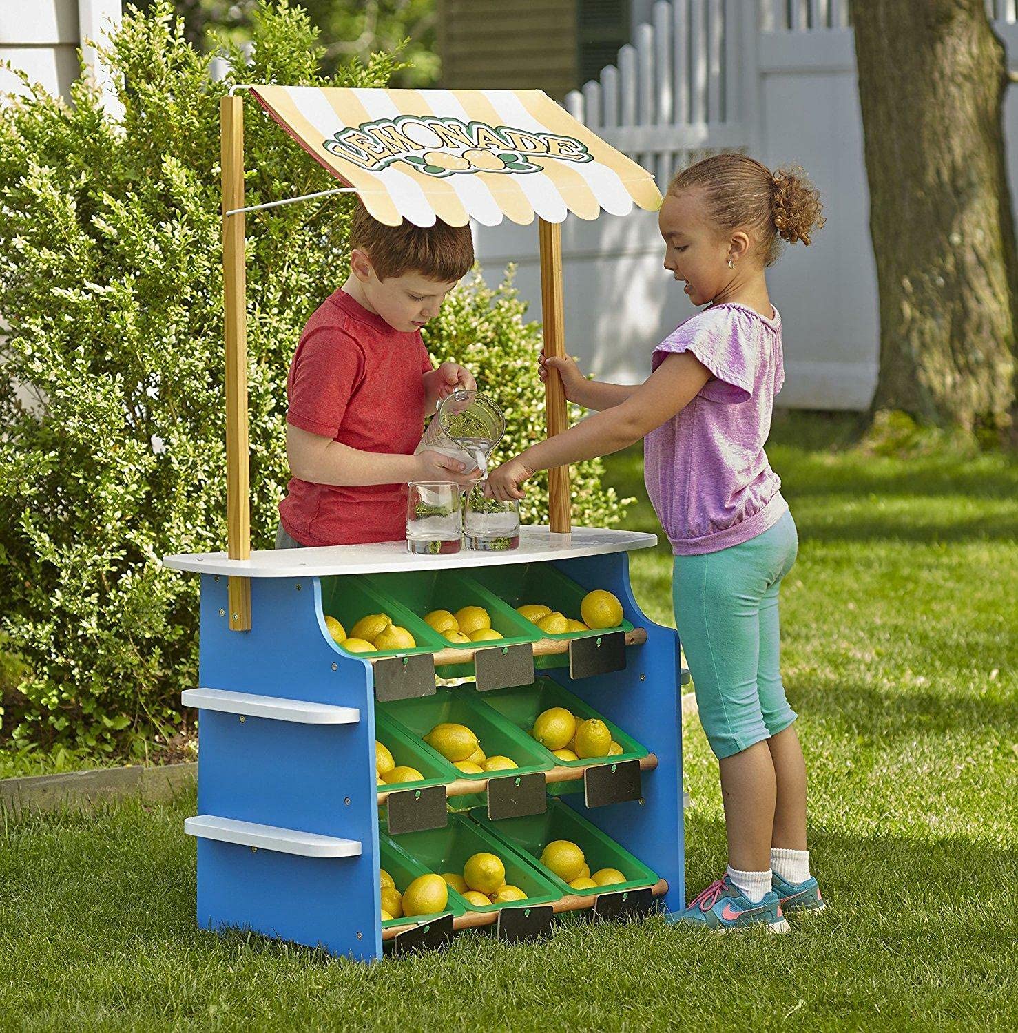 Melissa & Doug Chiosco Multiattività 2 in 1 – Stand di Limonata e Negozio in Legno, Tenda Reversibile, Banco Gioco Educativo, Gioco di Imitazione Montessori, Regalo per Bambini e Bambine, 3+ Anni