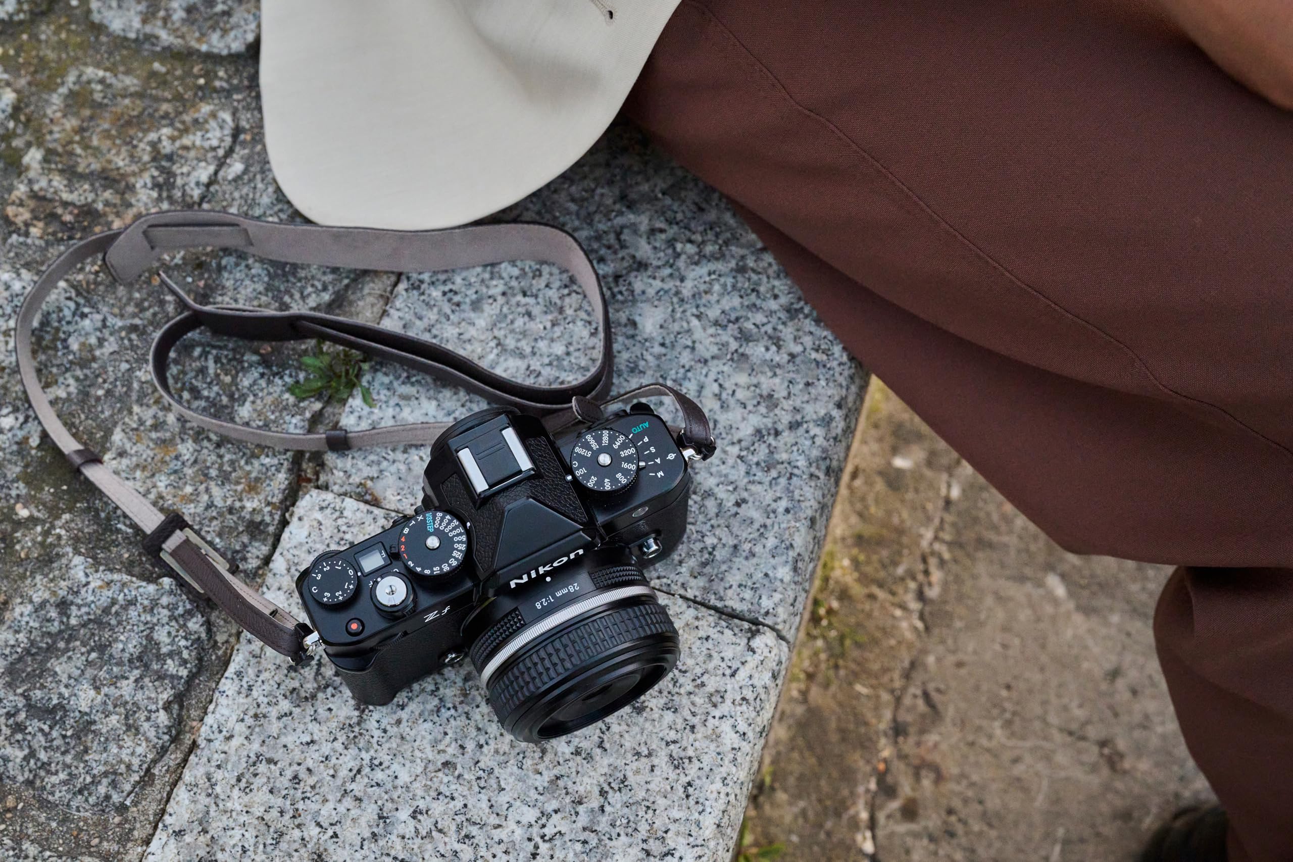 Nikon Zf + 24-70mm f/4 S + SDXC 128GB, Fotocamera Mirrorless, Full Frame, 24,5 MP, Monitor Angolazione Variabile [Nital V.I.P.: 6 anni di garanzia]
