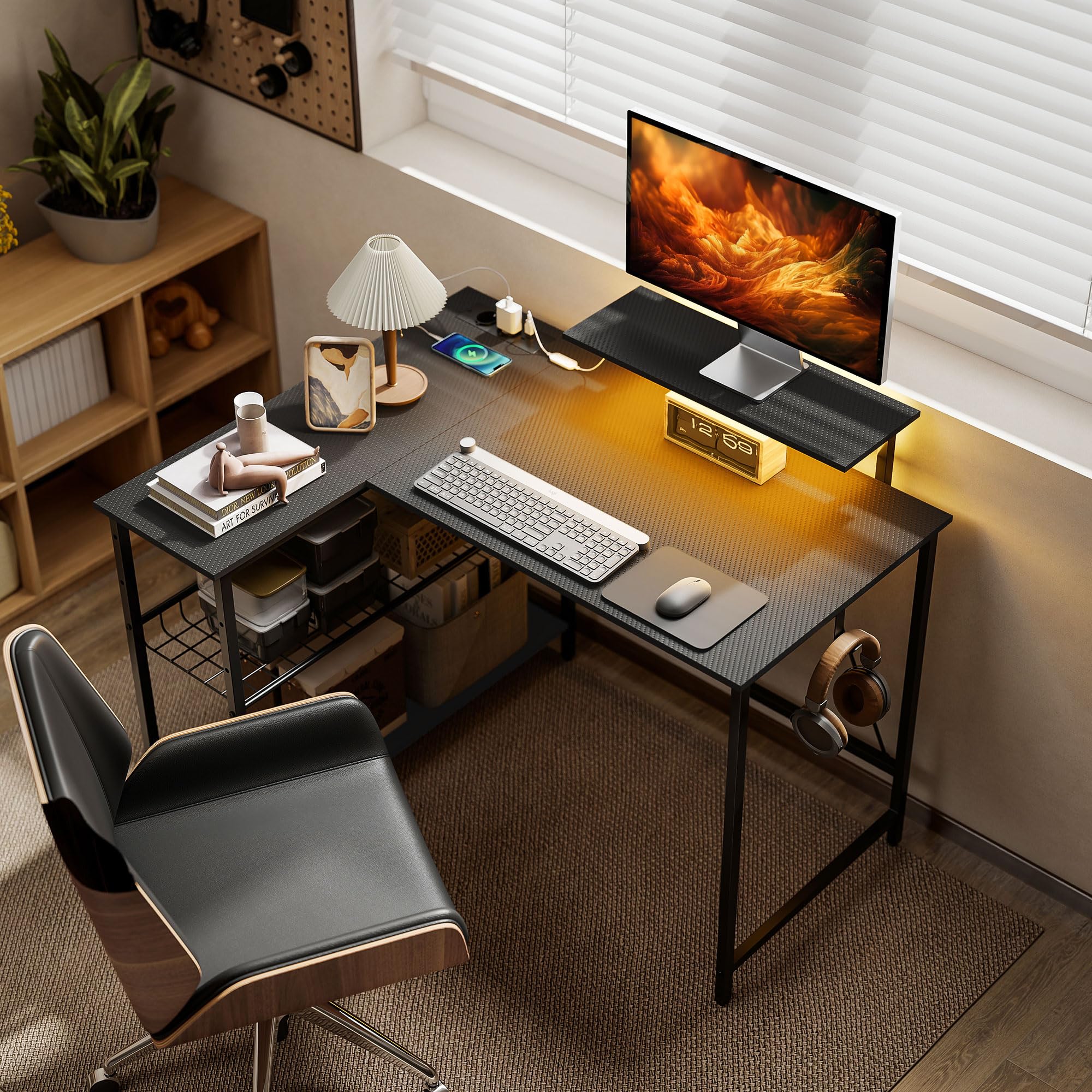 HOMCOM Scrivania Gaming Reversibile ad L con LED, Prese Elettriche, 114.5x82cm Scrivania Angolare con Supporto per Monitor e Ripiani Regolabili a Rete, Postazione Gaming per Casa Ufficio Studio, Nero
