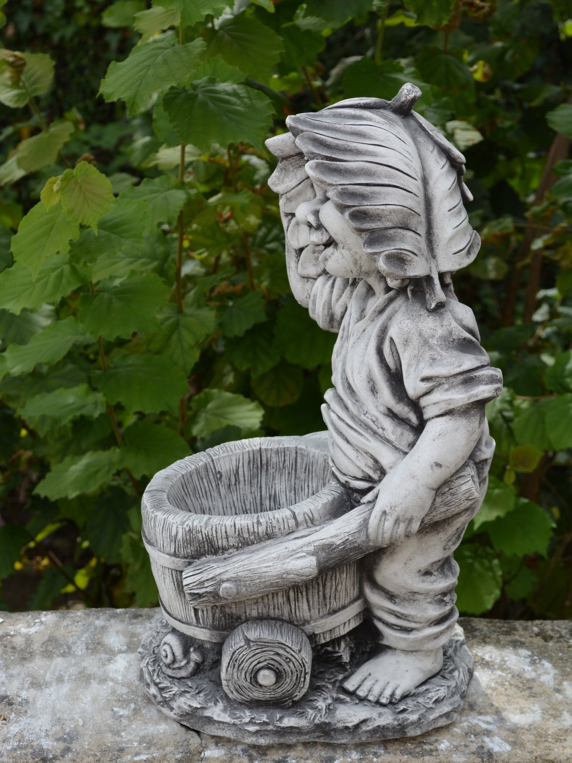gartendekoparadies.de Gnom mit Schubkarre, Steinfigur Wichtel, H. 50 cm, 23 kg, Grau, frostsicher aus Steinguss für Außenbereich
