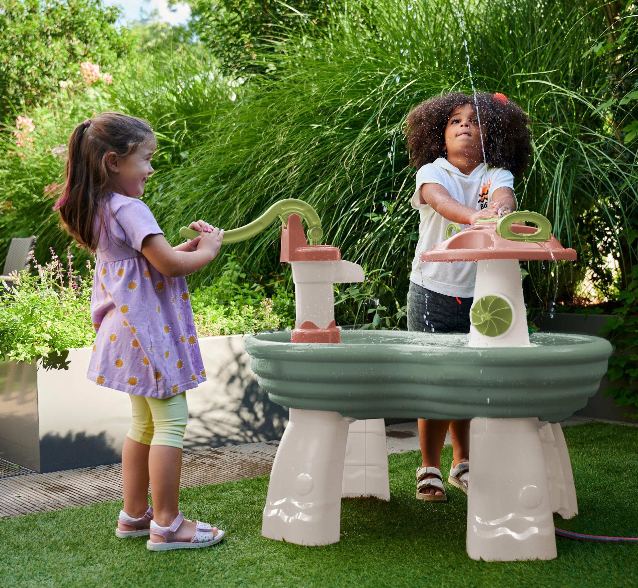 AquaPlay Wassertisch - großer Garten-Wasserspieltisch (100 x 56 x 90 cm), Wasserspielzeug mit Handpumpe, Schlauchanschluss, Spritzfunktion und Zubehör, für Kinder ab 3 Jahre