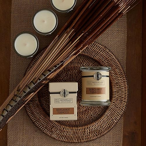 Vista 2 de Archipelago Botanicals Vela perfumada vertida a mano de cera premium, quema aproximadamente 60 horas, tabaco de bergamota, vela de soja en tarro