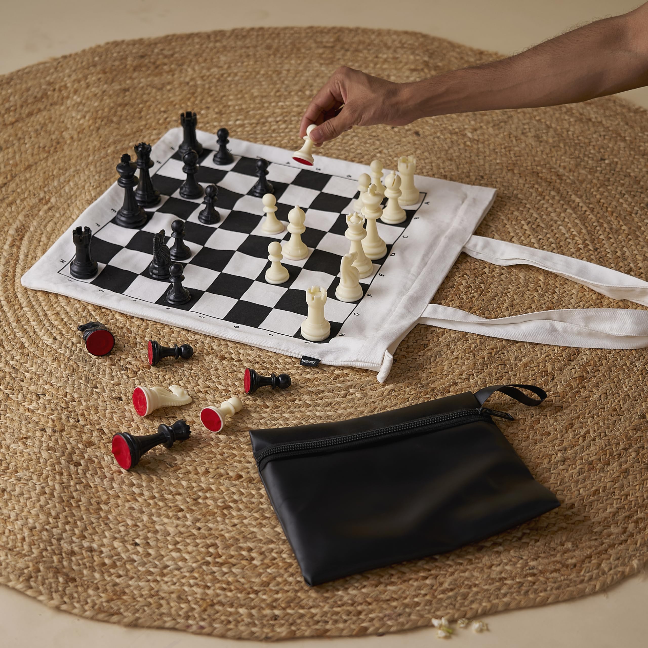 Aufrollbares Schachbrett von Stonkraft – Tragbare Schachmatte mit doppeltem Verwendungszweck und Baumwolltragetasche mit Schachbrettaufdruck, um überall Schach zu Spielen | (with Chess Pieces)