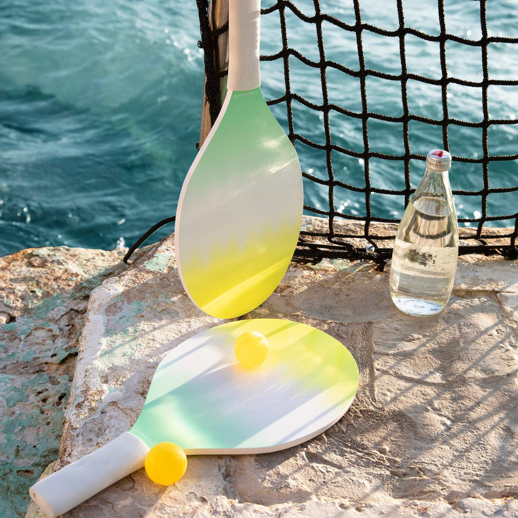 SunnyLIFE Sea Seeker Dip Dye Strandschaufel-Set – 2 Schläger + 2 Bälle, Grün