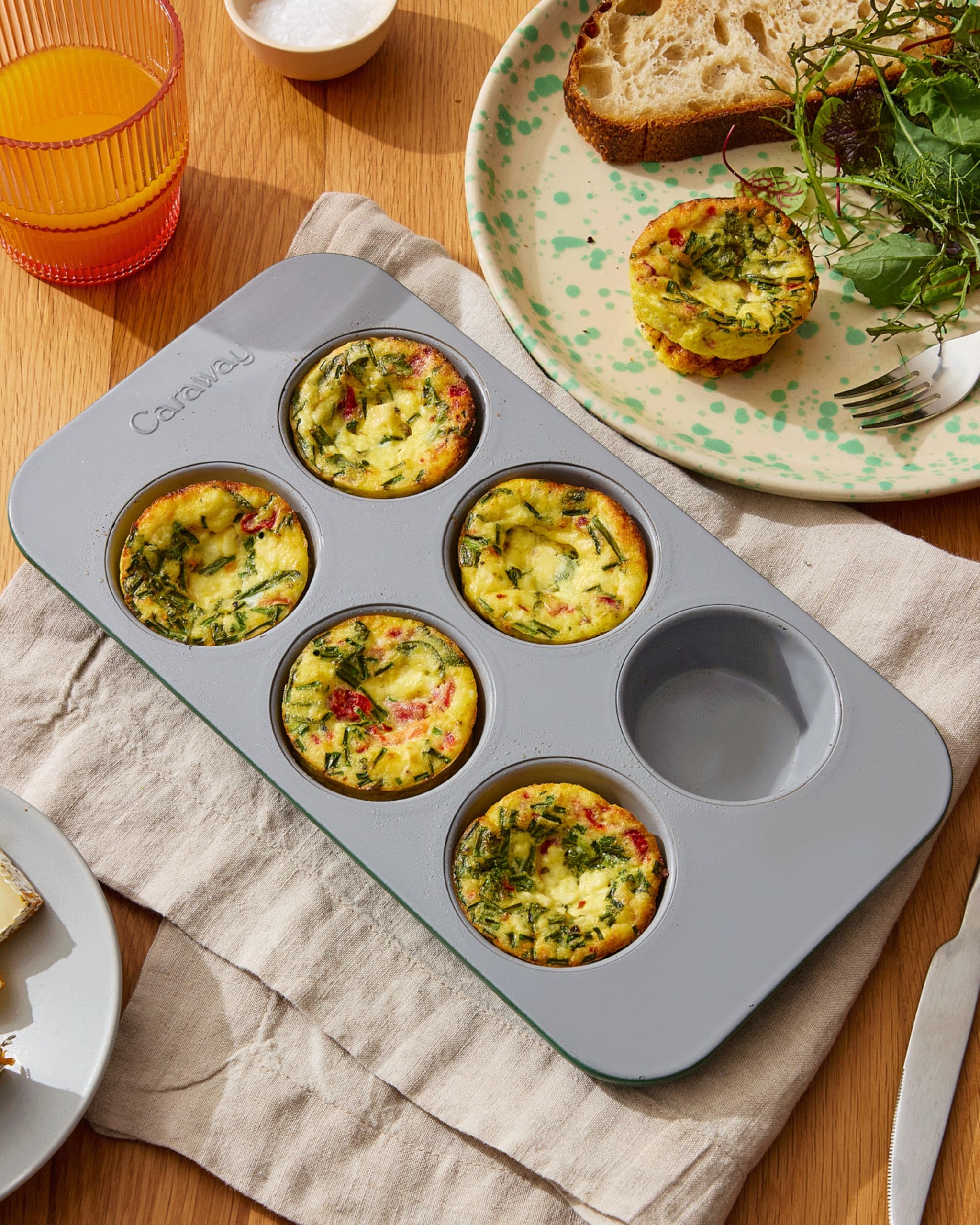 Caraway Antihaft-Keramik-Muffinform für 6 Muffins, ungiftig, PTFE- und PFOA-frei, ofenfest, aluminisierter Stahlkern, kleine Muffinform zum Backen von Cupcakes, Muffins und mehr, Schwarz
