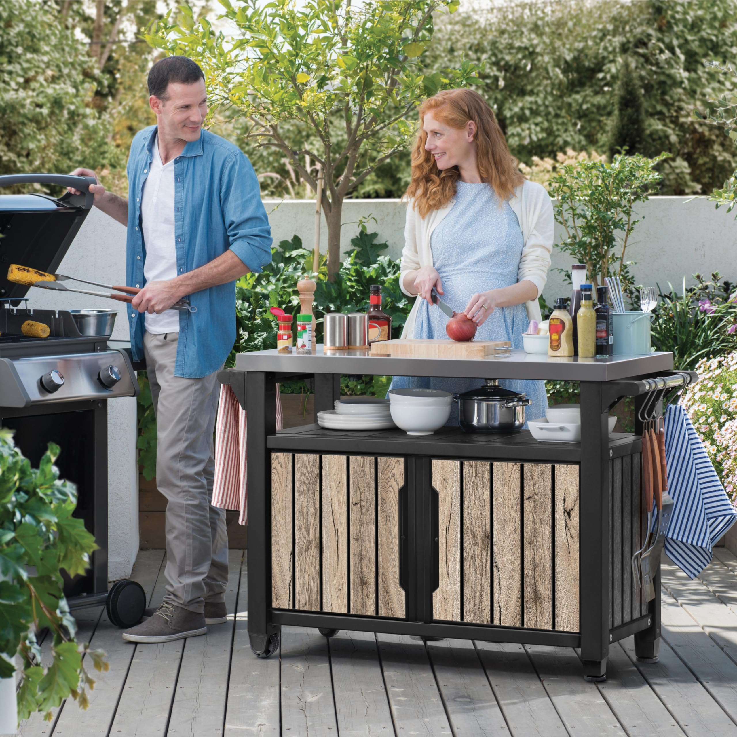 Keter Table de barbecue Unity XL | Table de service aspect bois de pin | 298 litres | avec plateau en acier inoxydable, portes, surface de rangement, suspensions, porte-rouleau d'essuie-tout de