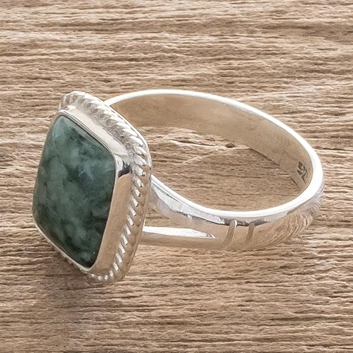 Miniatura 2 de NOVICA Anillo de cóctel de jade hecho a mano artesanal de plata de ley hecha a mano con una sola piedra Guatemala Hemlock Desert Sage bisel de
