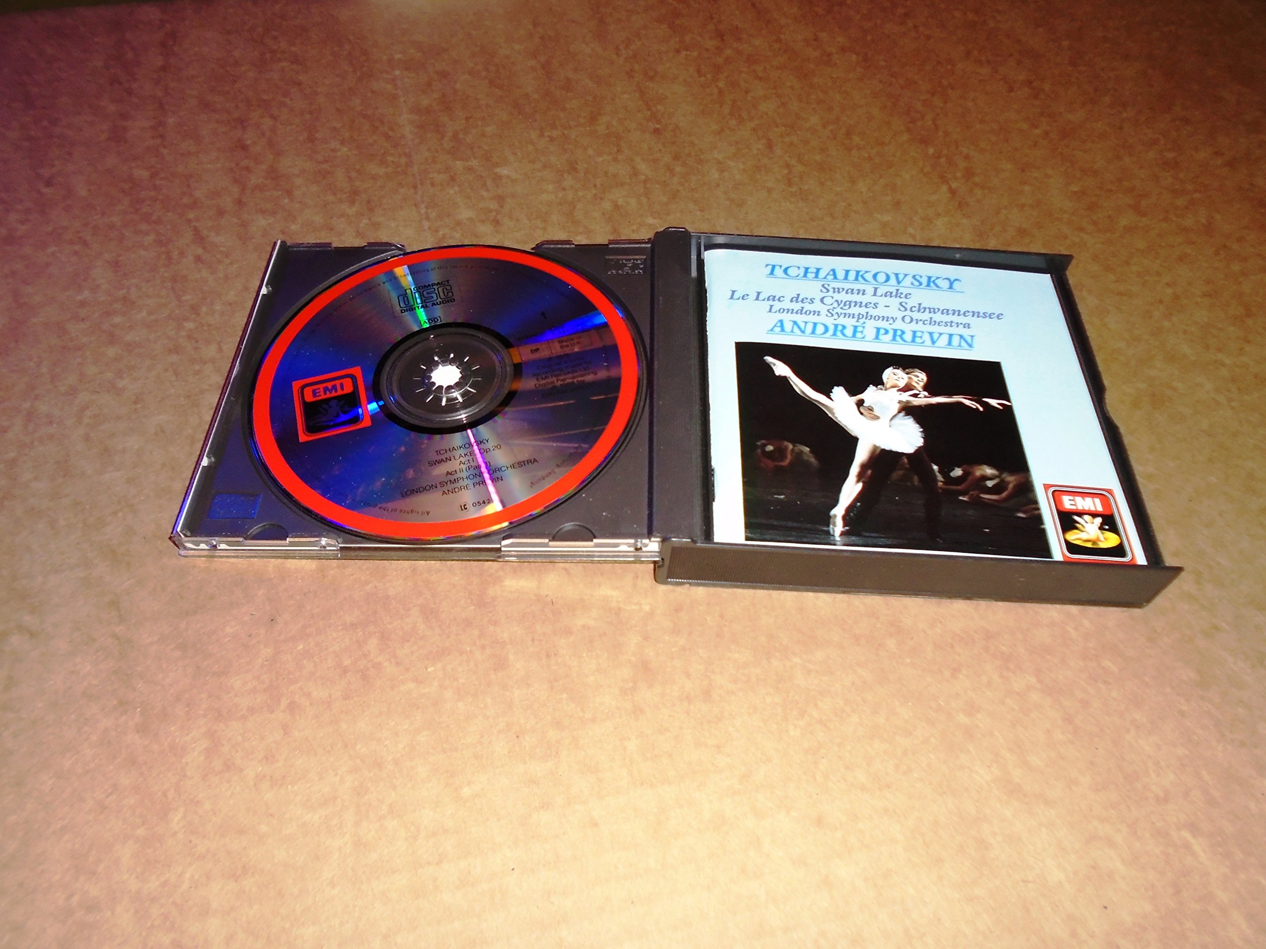 Tchaikovsky: Swan Lake / Schwanensee