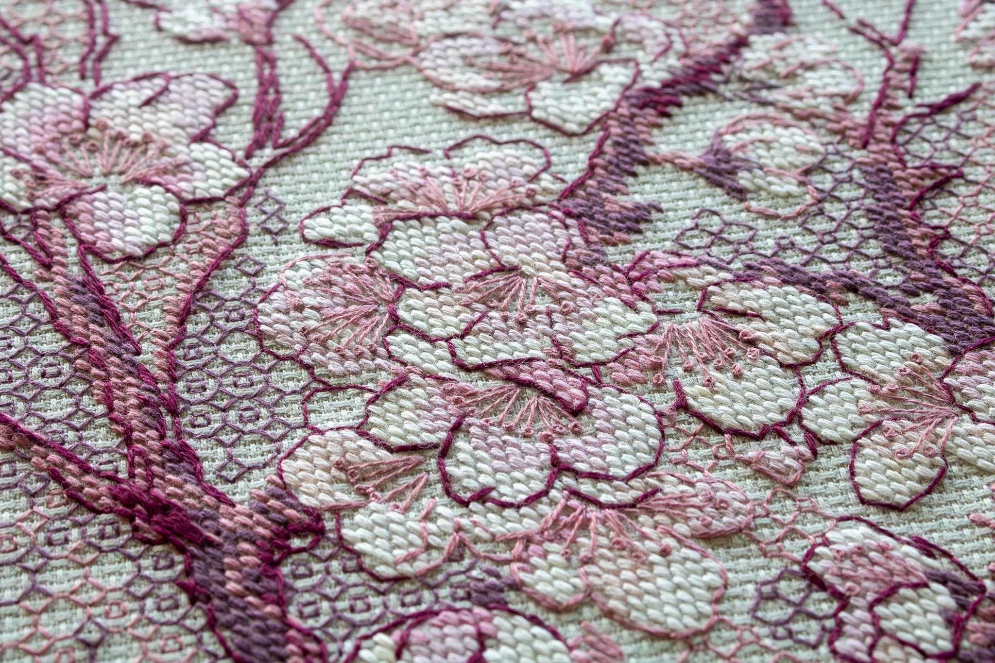 RIOLIS - Fiore di pruno 2298, Natura Blackwork Set 21x30cm, Kit da ricamare blackwork, Disegni da ricamare, Embroidery kit, Kit ricamo blackwork