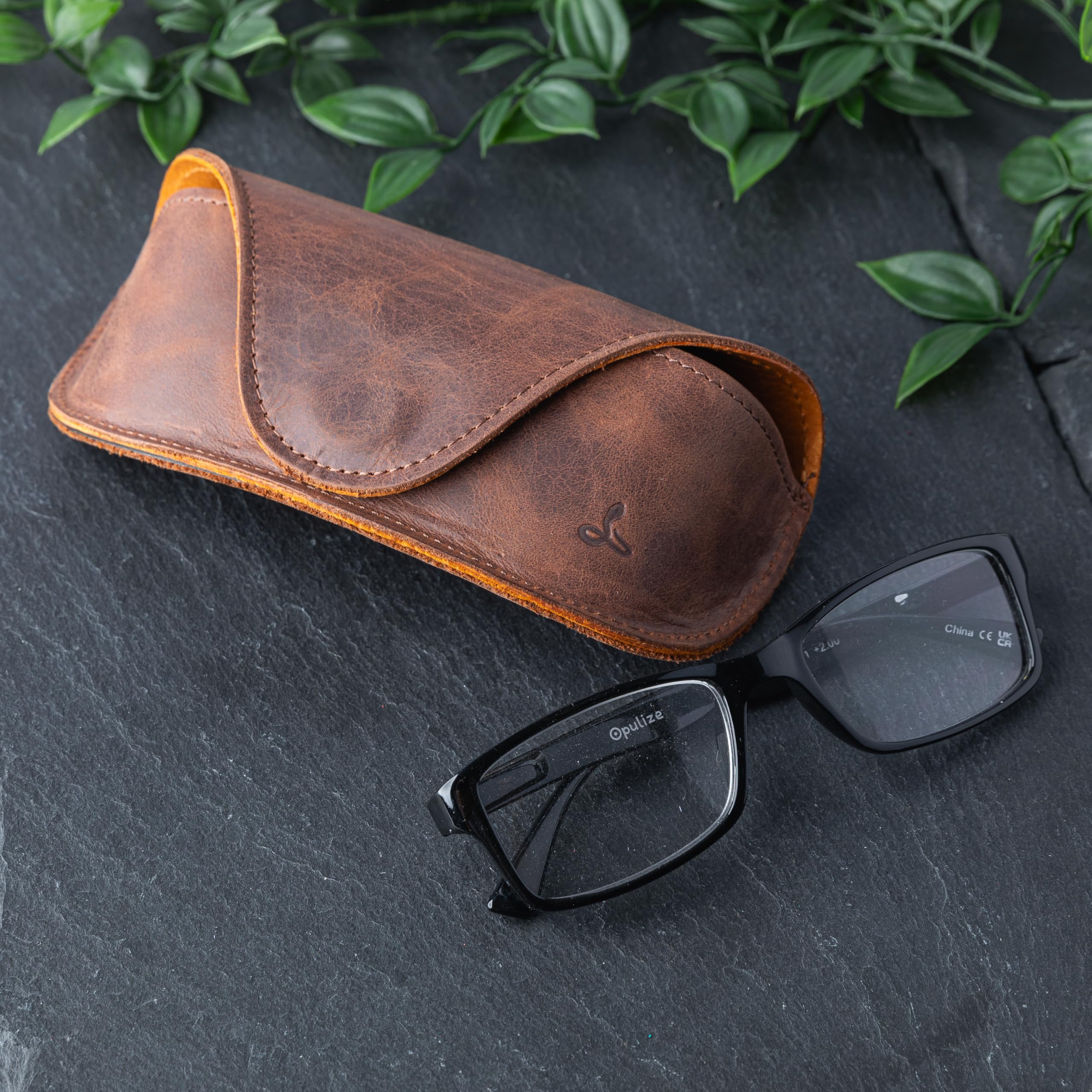 Snakehive Harte Brillenetui - Echtes Leder Brillenetui für Männer und Frauen - Lesebrillenetui - Weiches und robustes Nubukleder aus Top-Grain-Leder, handgefertigt in Europa im Vintage-Stil