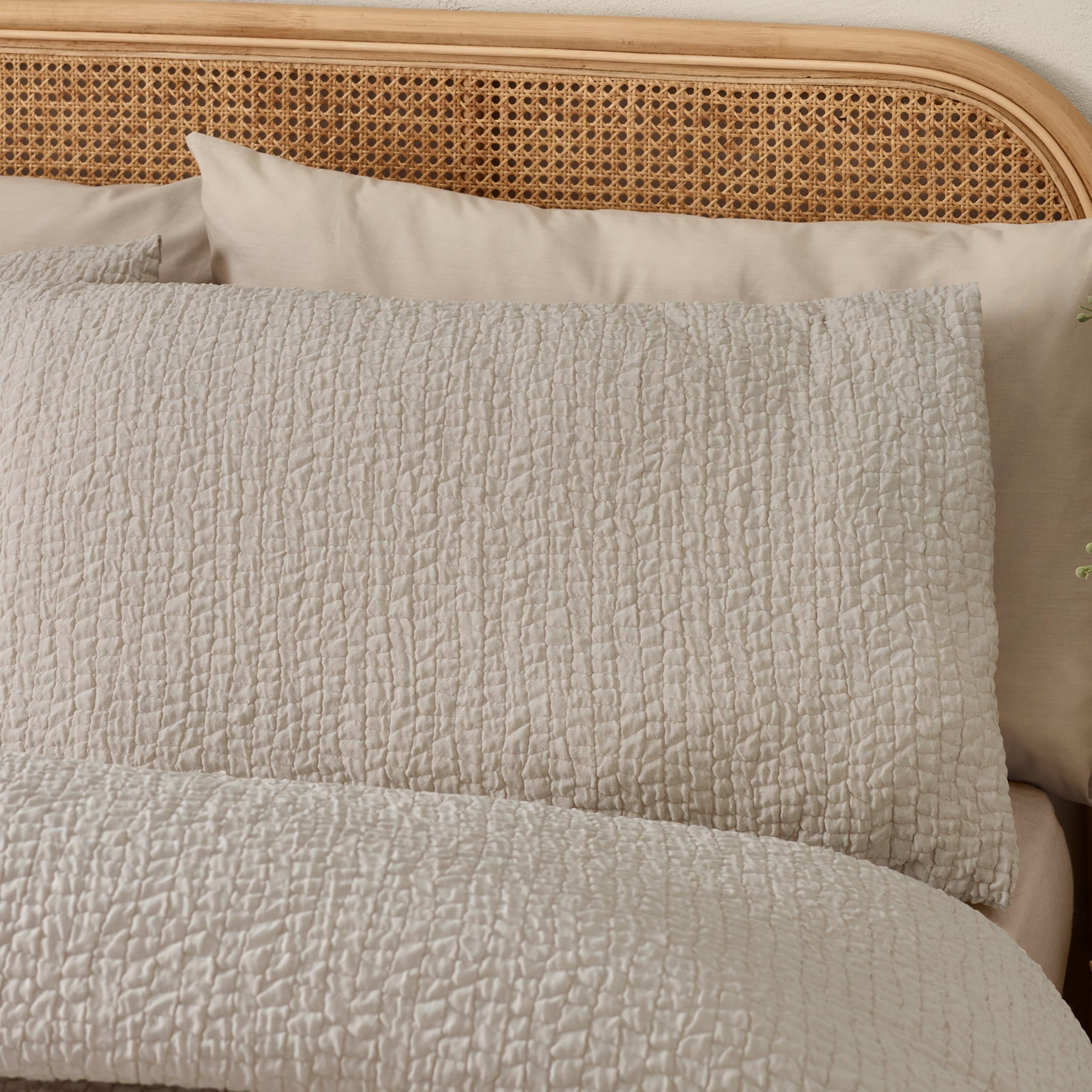 Catherine Lansfield Crinkle Seersucker Super King Duvet Cover Set including Pillowcases Natural - Image 2