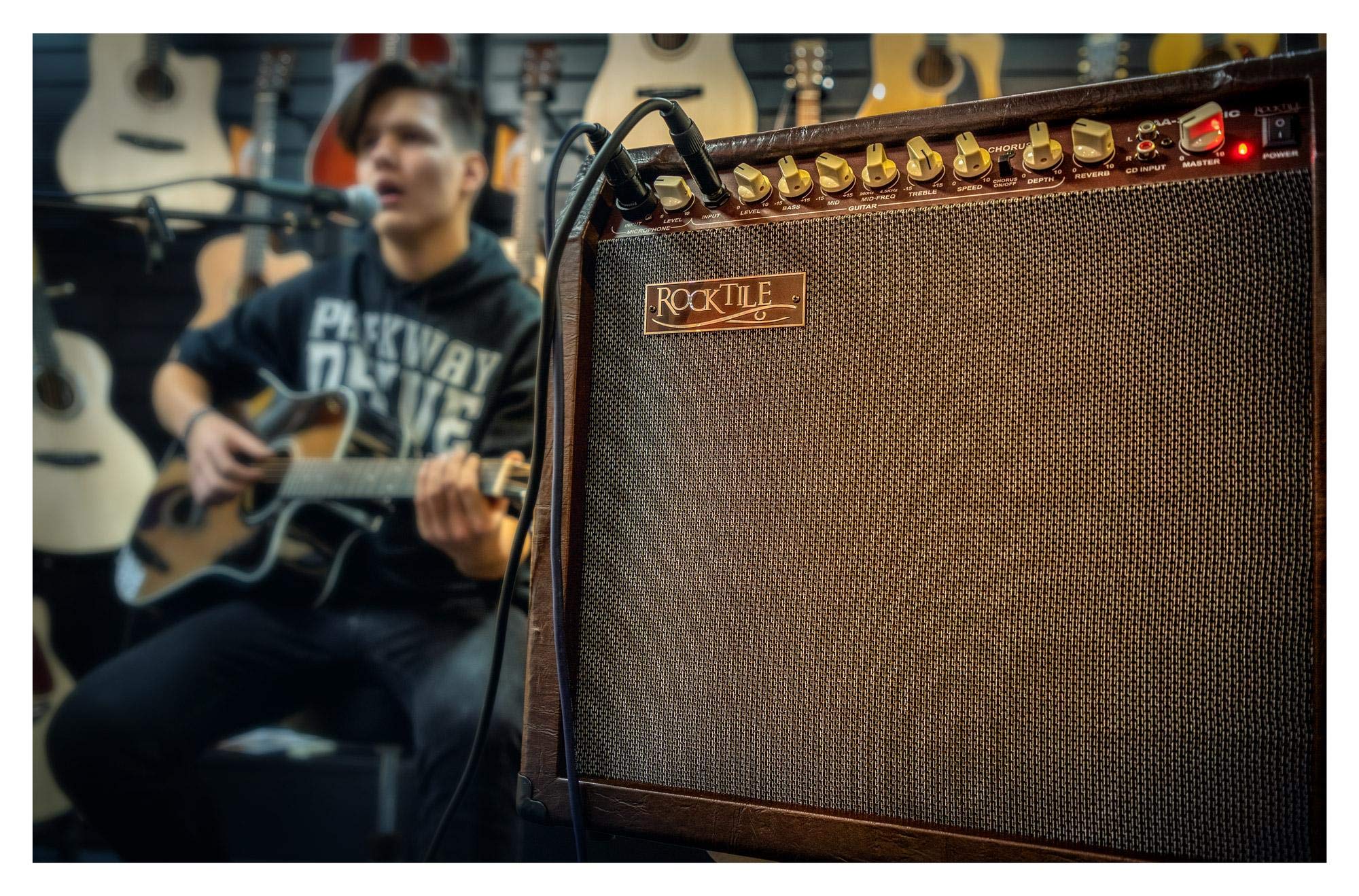 Rocktile AA-30 BN Eric Ampli Acoustique - 30 Watts - 2 Canaux (Micro et Guitare) - Haut-Parleur 10" + Tweeter 2,5" - Entrée AUX et Line Out - Effets Chorus et Reverb - Marron
