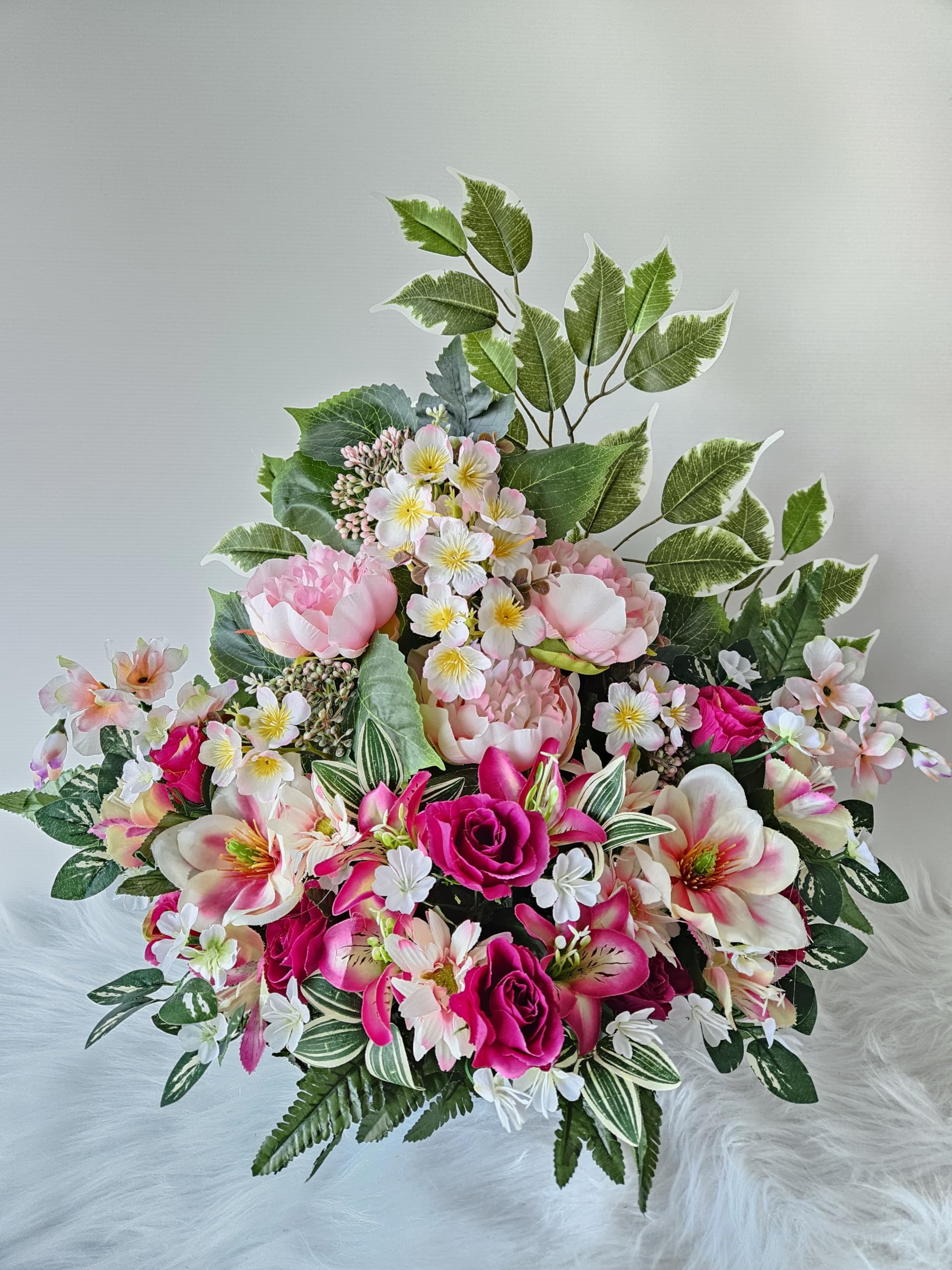 Composition de Fleurs Artificielles Lesté Ciment, pour Une Parfaite Tenue à L' extérieur. Réalisé par nos Soins, Fleurs de Qualité.