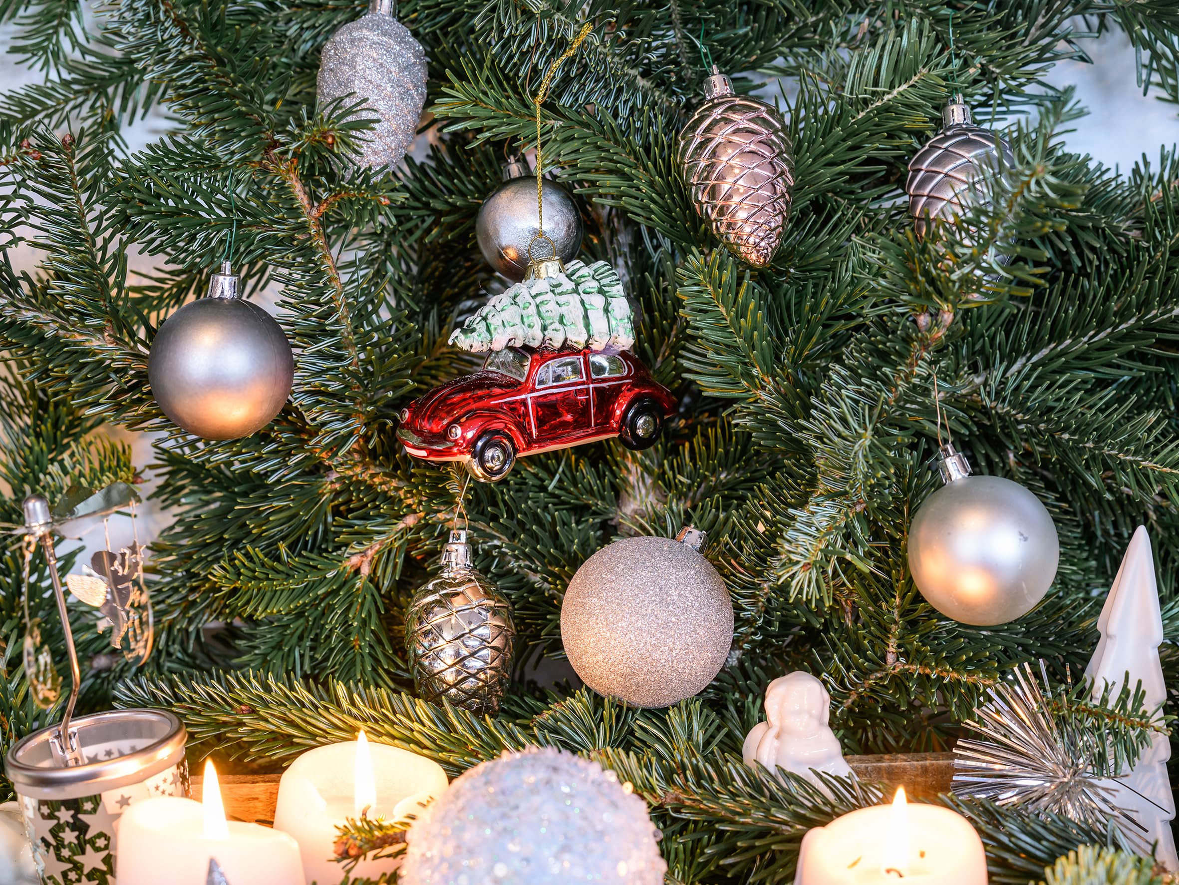 BRISA VW Collection – Volkswagen Beetle ozdoba bożonarodzeniowa i dekoracja ze szkła w pudełku prezentowym (skala 1:40, czerwony z drzewkiem)