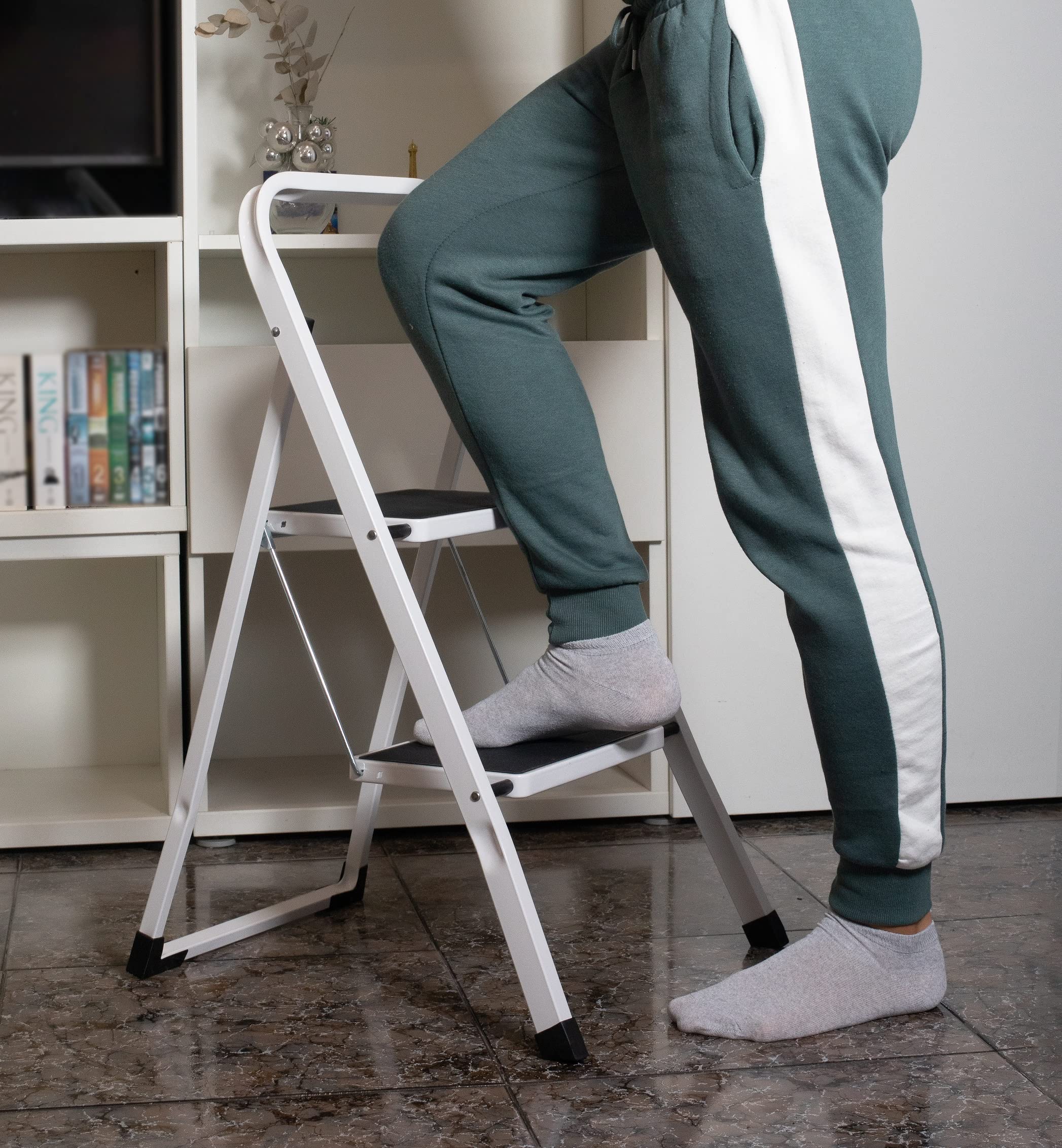 Escalera Plegable, Escalera 2 peldaños, domestica para hogar, Antideslizante, multifuncion, Resistente, 52.5x47x82.5cm 4kg (2 PELDAÑOS) Blanco