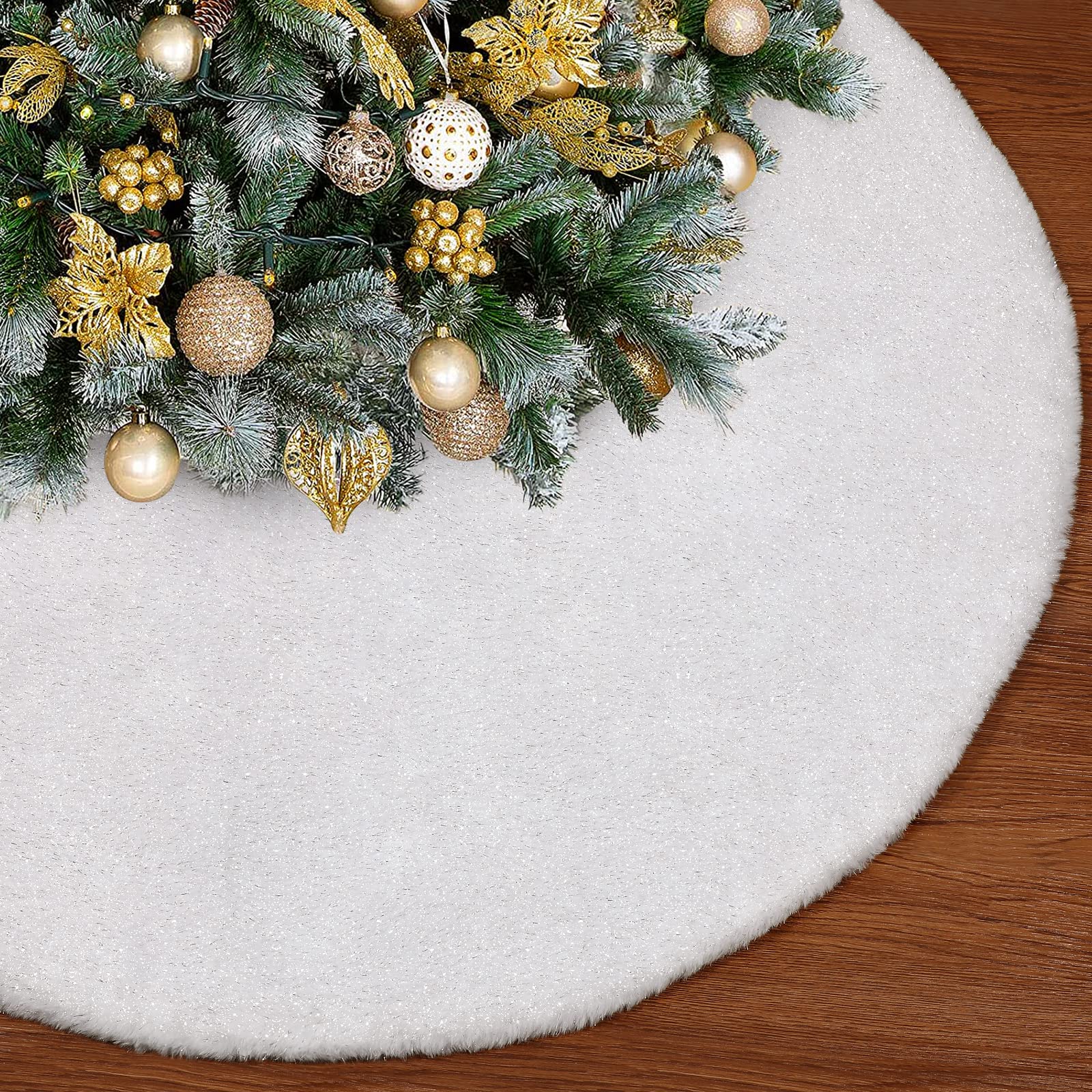 Jupe de sapin de Noël blanche pour créer un coin cadeaux chaleureux au salon