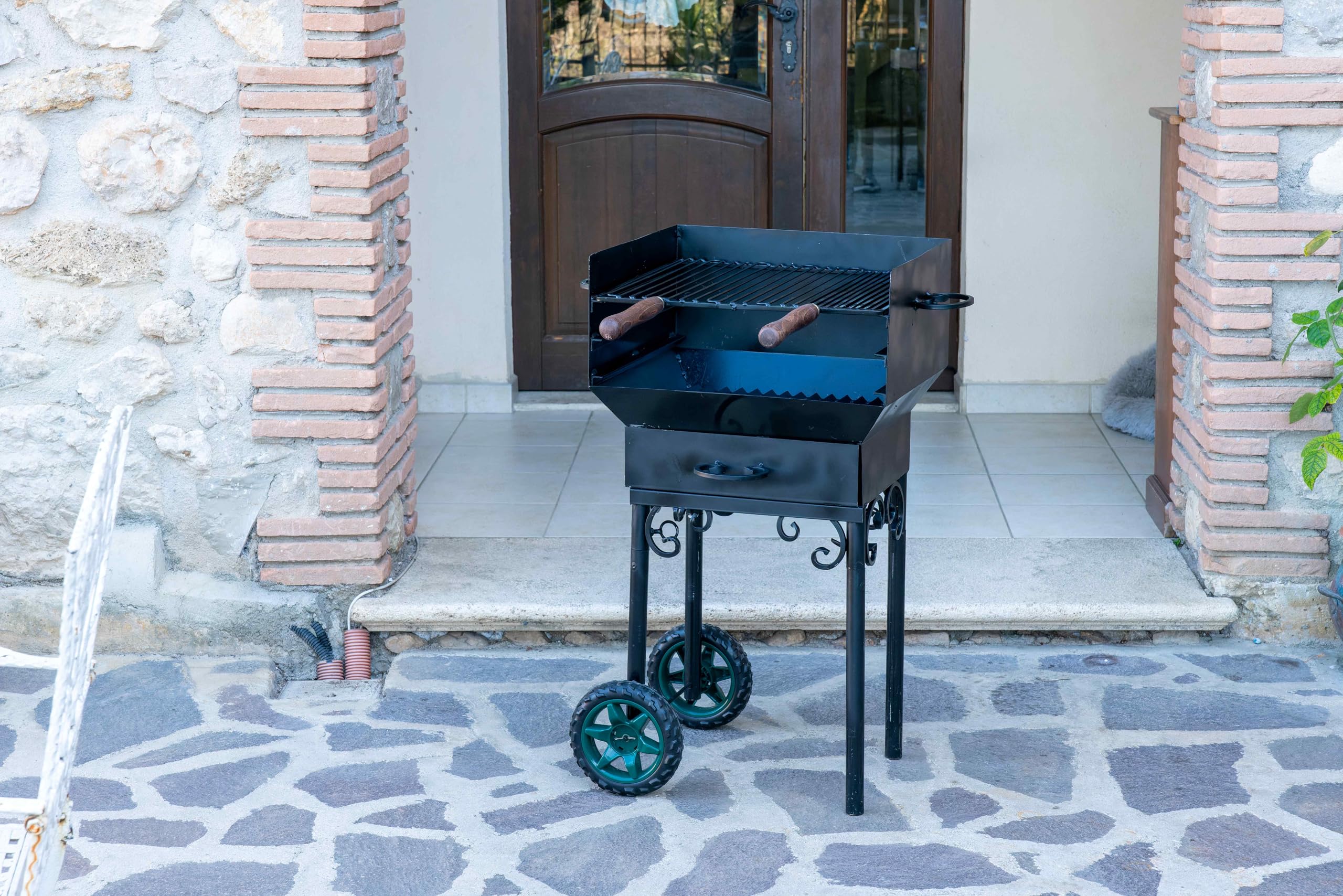 barbecue in ferro pesante a legna e carbonella con griglia regolabile in altezza molto robusto