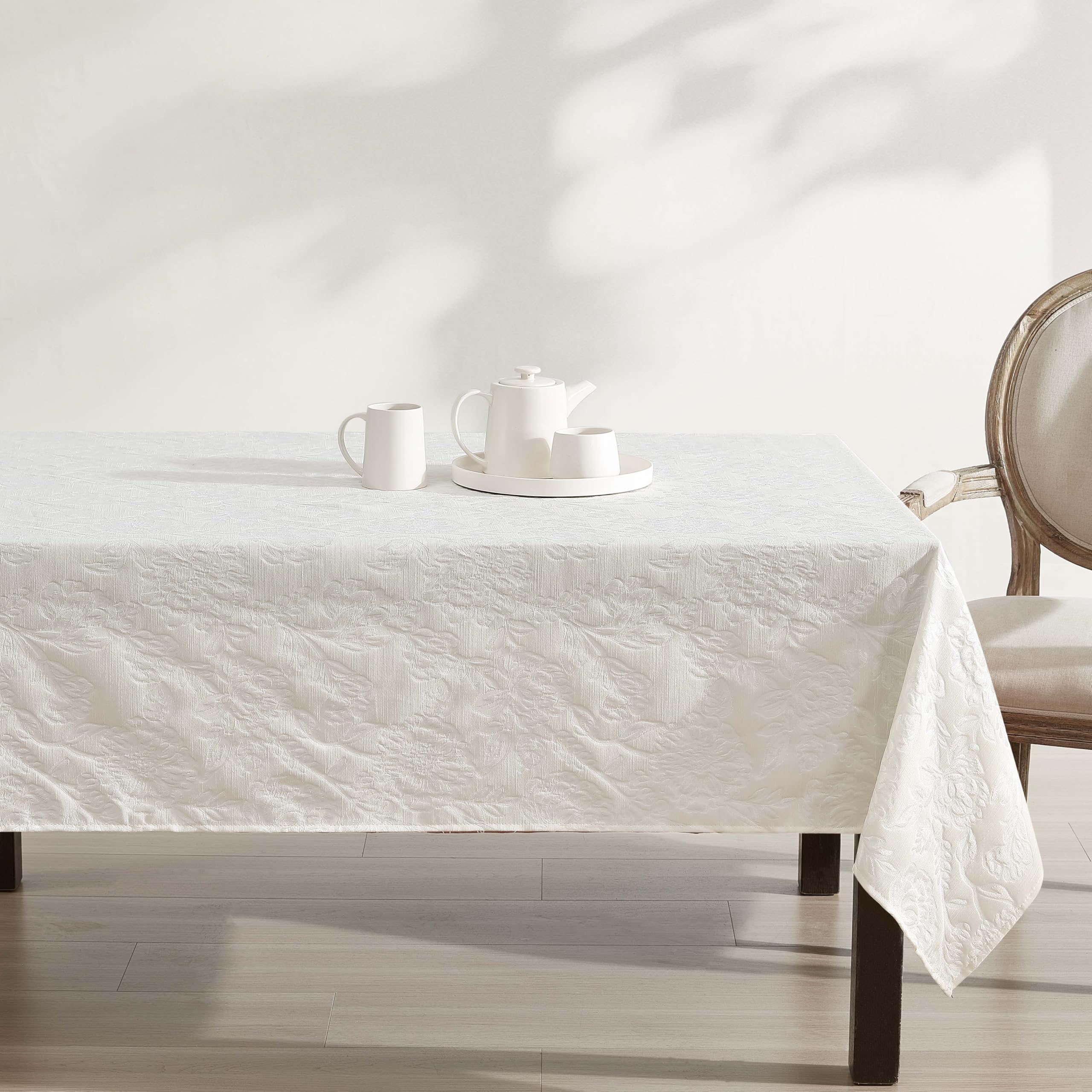 Amazon｜Laura Ashley Annaleigh テーブルクロス ジャカード生地 しわ