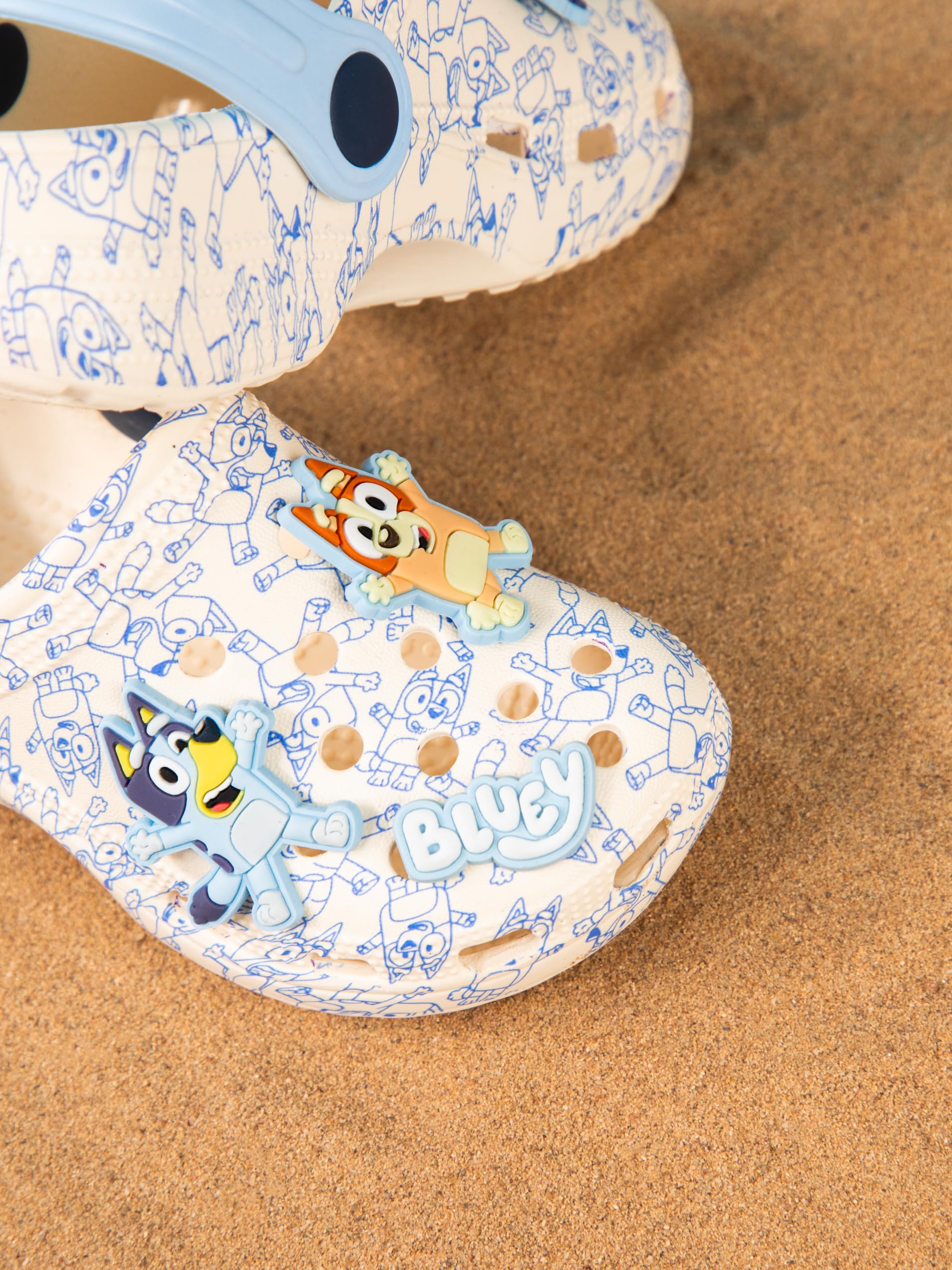 BlueY Zoccoli per Ragazzi | Calzature Slip-on per Bambini con ciondoli a Forma di Cucciolo in Marrone Chiaro e Blu | Sandali con Stampa Integrale per Interni ed Esterni e Cinturino Regolabile