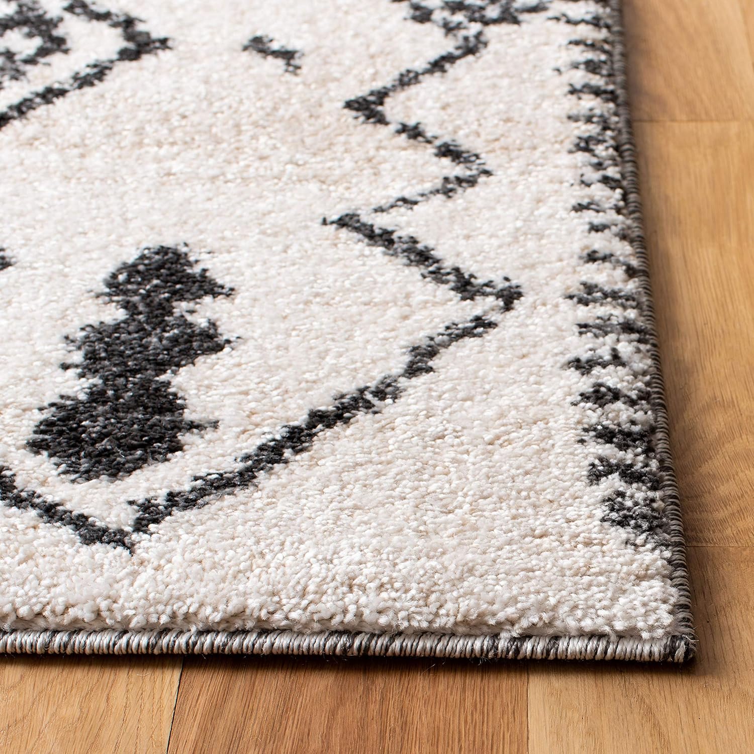 SAFAVIEH Tunisia Collection Area Rug - 5'3" x 7'7", Ivory & Black, Moroccan Tribal Design, Non-Shedding & Easy Care, Ideal for High Traffic Areas in Living Room, Bedroom (TUN736A)