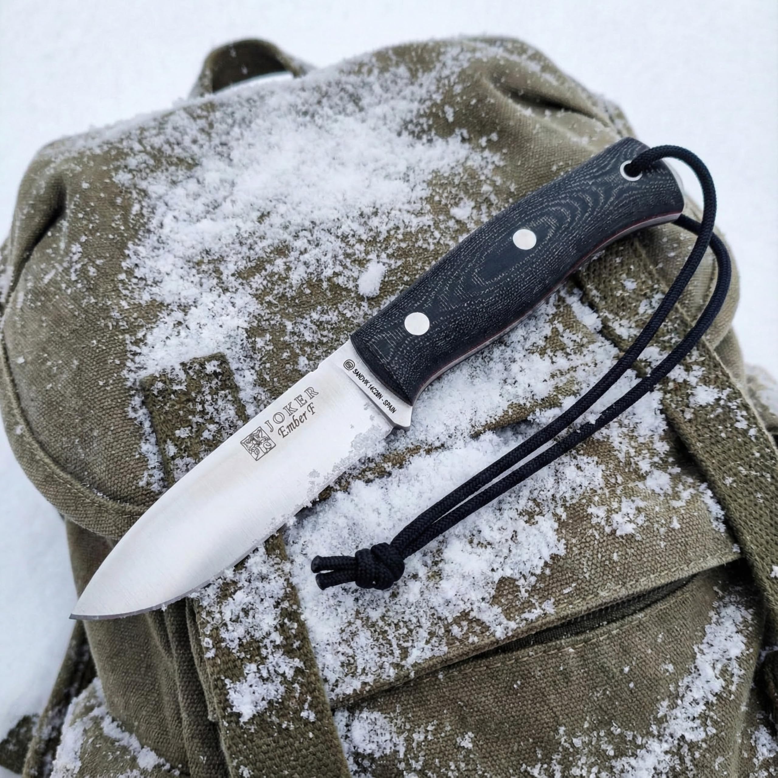 Joker Bushcraft Jokermesser Ember F CM123-P, schwarze Lederscheide, Gürtelmesser mit 10,5 cm Klinge, Micarta-griff, mit Feuerstahl und Parakord 550, Werkzeug zum Fischen, Jagen, Campen und Wandern
