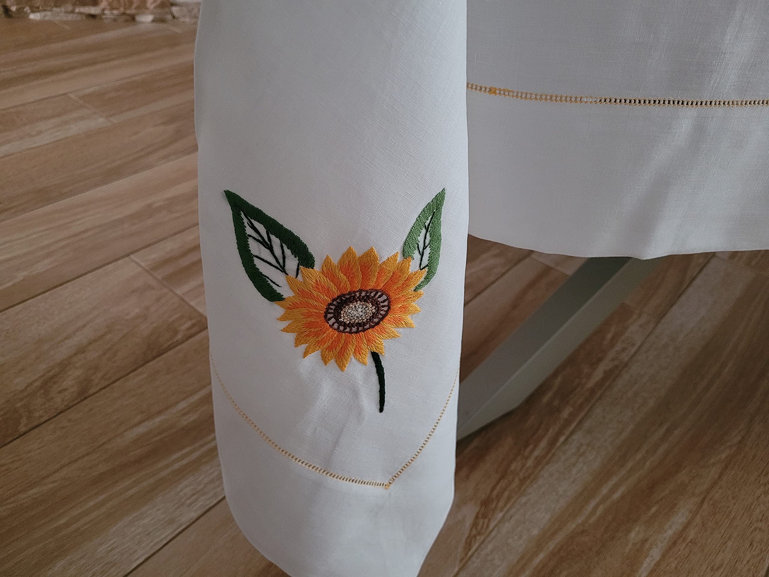 Tischdecke x12 aus reinem Leinen mit Sonnenblumen-Stickerei, komplett von Hand gefertigt.
