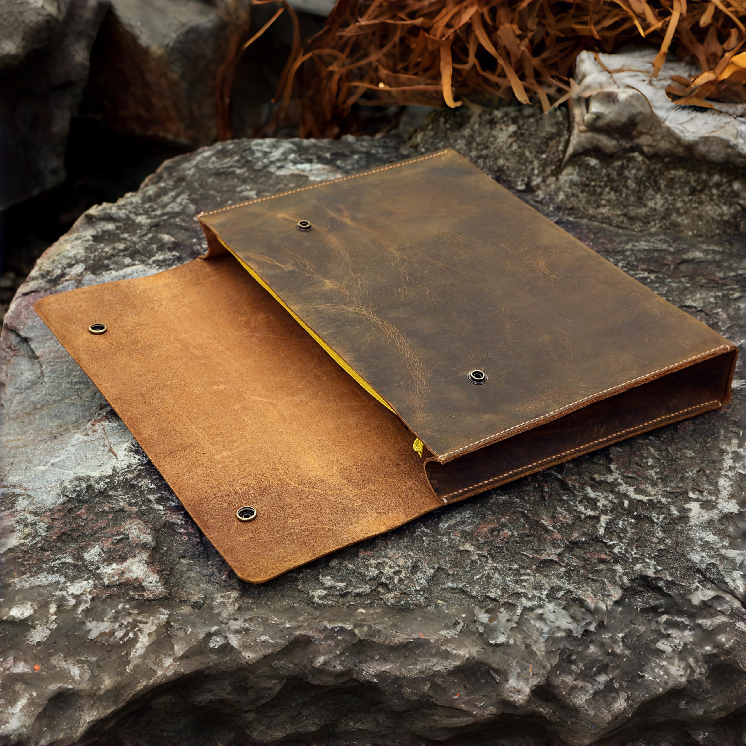 D&M leather studio Personalisierte Vintage Leder Dokumentenmappe A4/Letter – handgenähte Dokumententasche A4 & Portfolio Mappe, Laptop Hülle bis 13 Zoll, Büro Organizer