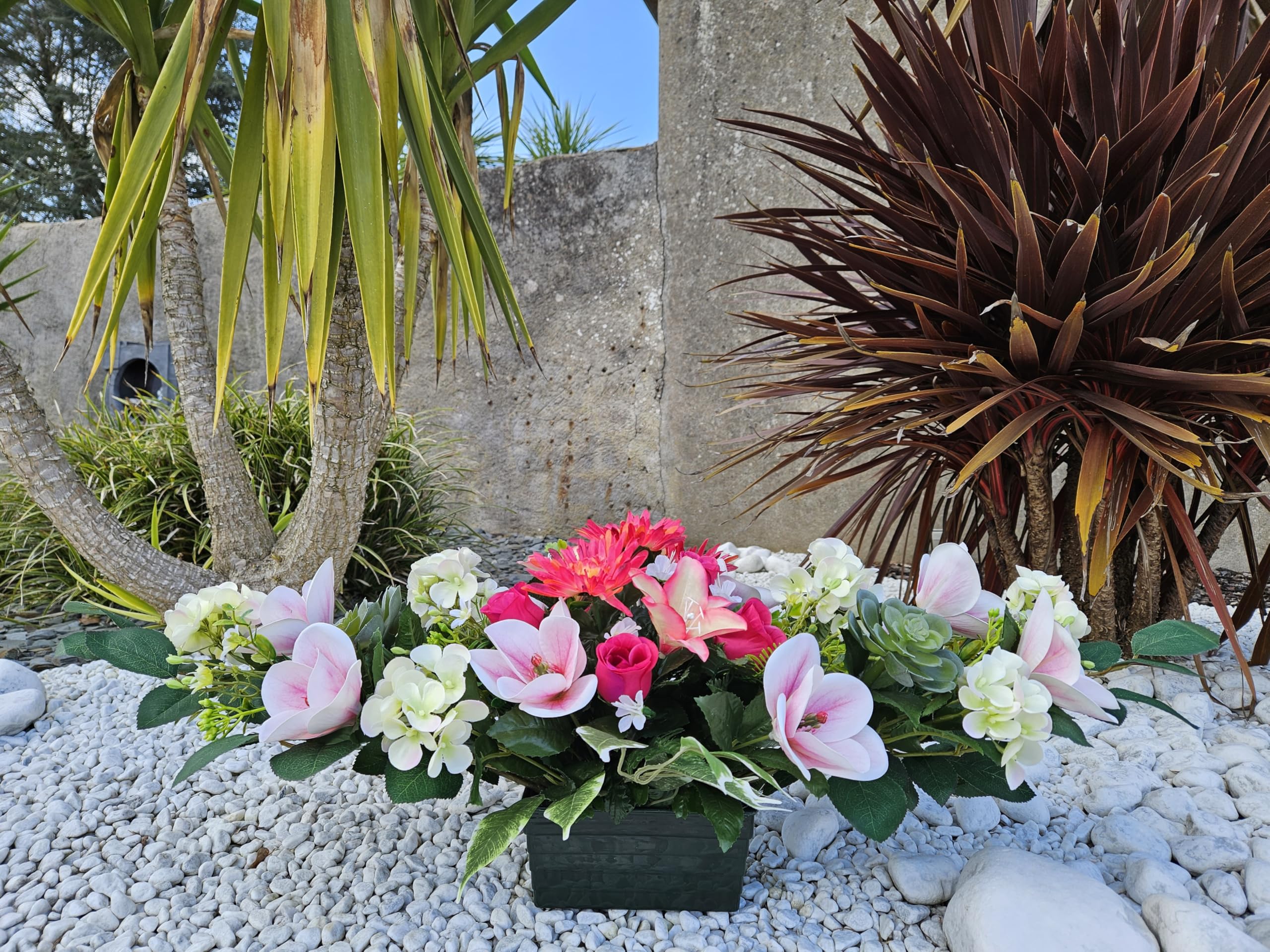 Composition de Fleurs Artificielles Lesté Ciment pour Une Parfaite Tenue à L' extérieur. Réalisé par nos Soins, Fleurs de Qualité.