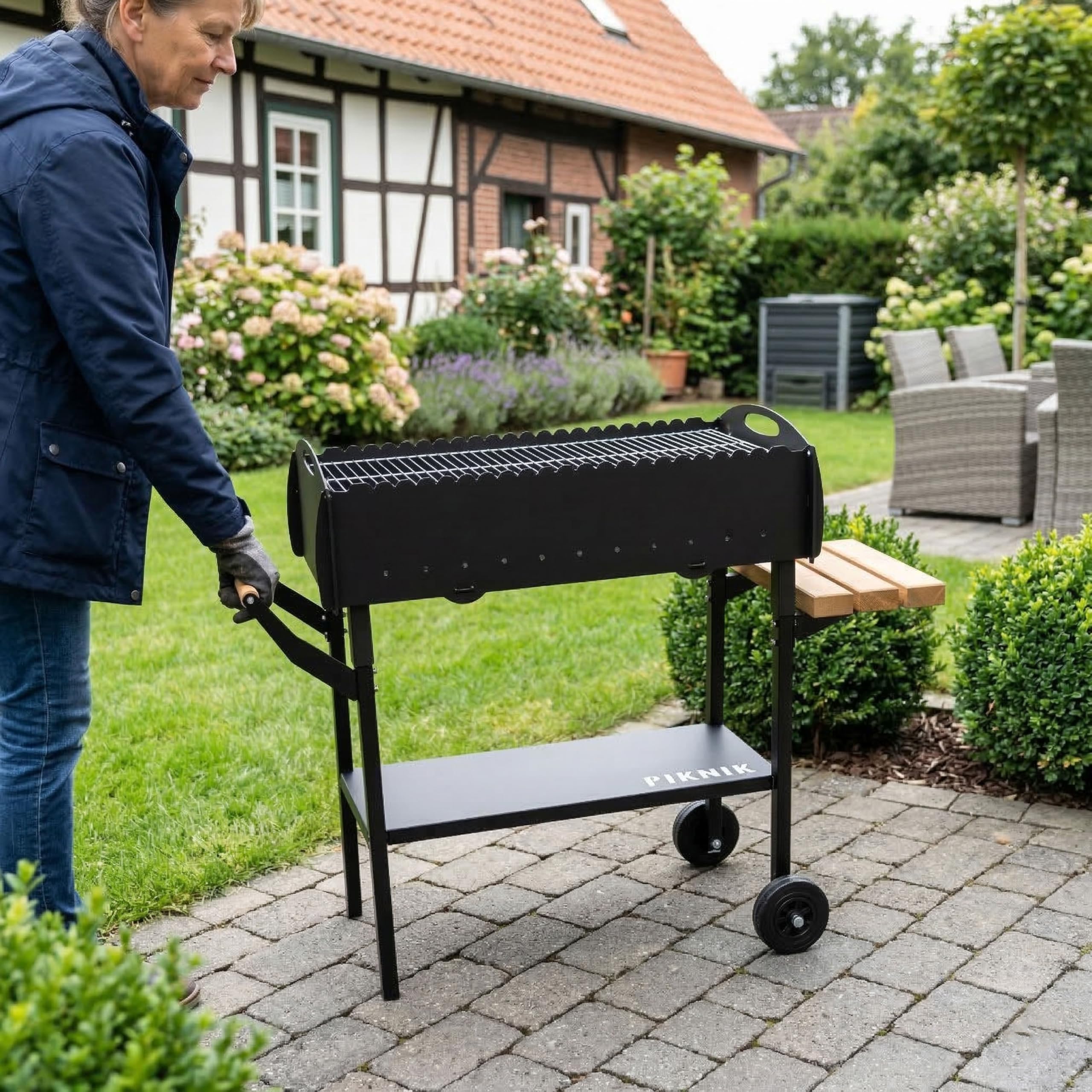 Gartengrill | Schaschlikgrill für 21 Spieße mit Rädern – Massiver Holzkohlegrill aus 3 mm Stahl, zerlegbar & mobil, stationärer Mangal Grill mit Ablage für Garten, Terrasse & Outdoor BBQ