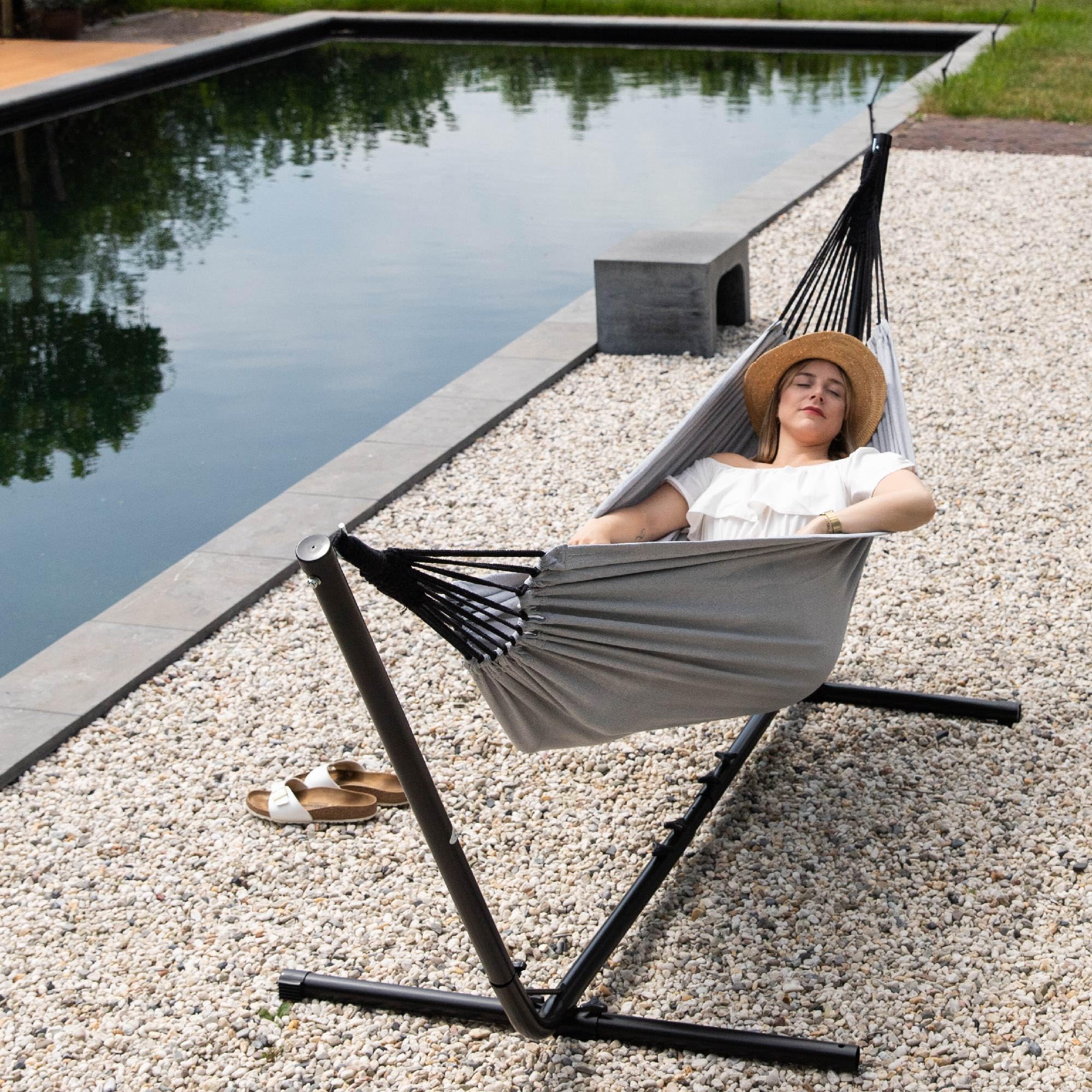 Vita5 Hängematte mit Gestell – Extra Große Hängematte aus 80% Baumwolle & 20% Polyester für Garten, Balkon, Terrasse und Camping – inkl. Tragetasche