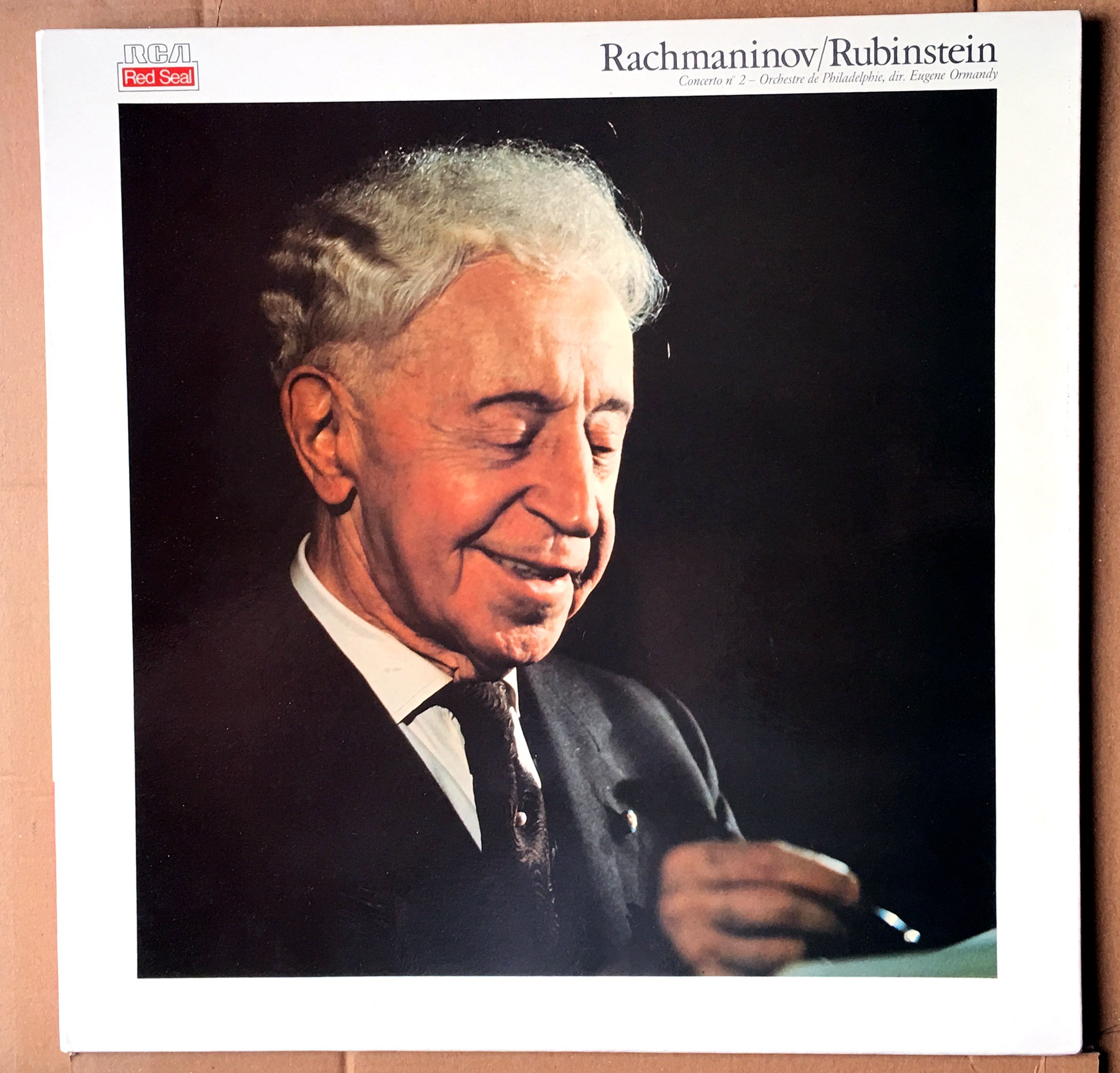 RCA Red Seal ARL 10031 - Concerto n°2 en ut mineur, Op. 18 pour pianiste et orchestre, Moderato, Allegro, Adagio sostenuto, Allegro scherzando - Orchestre de Philadelphie, Direction : Eugène Ormandy - Disque vinyle LP 33t (et non CD).