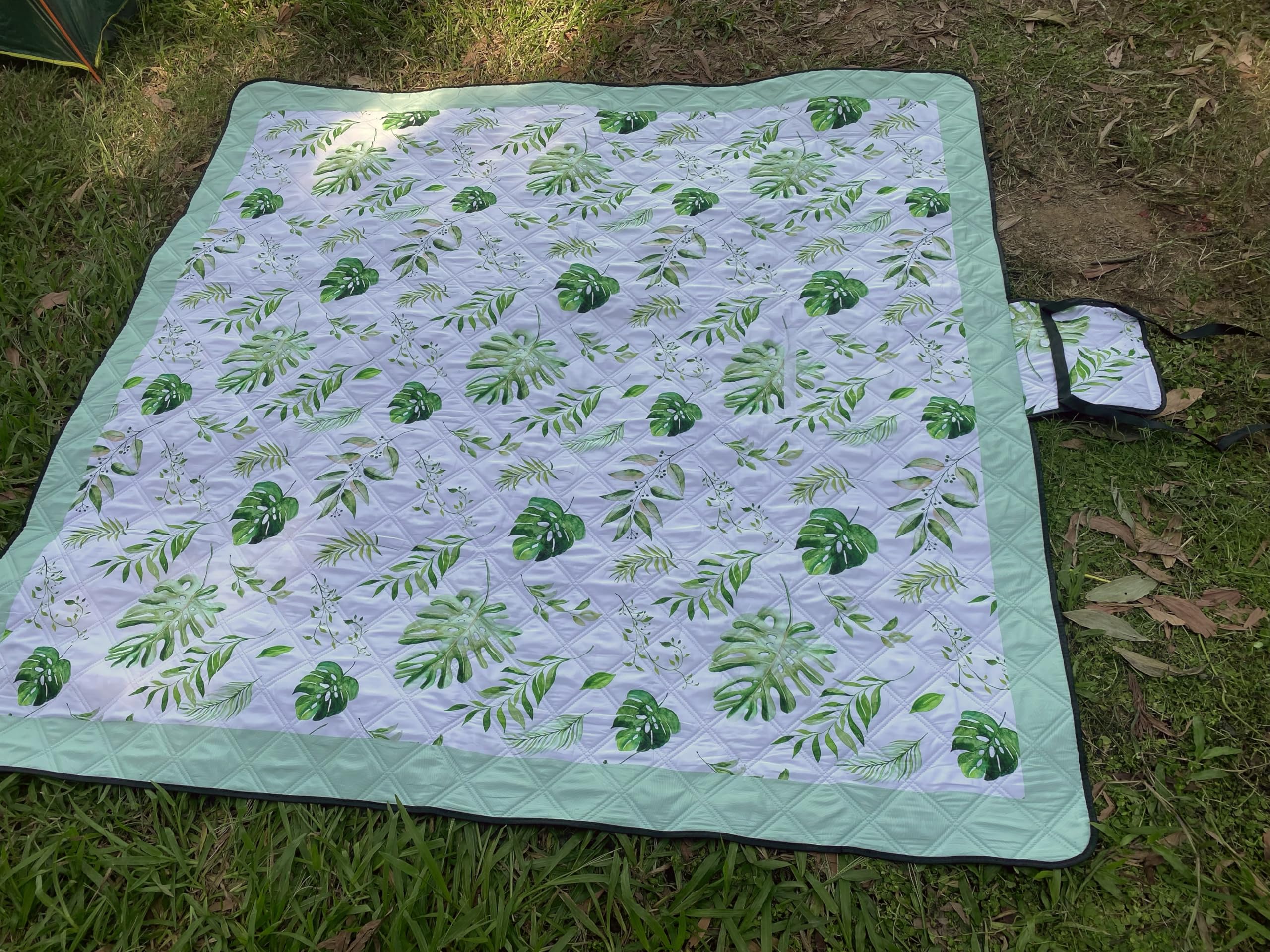 DEWUR Picknickdecke wasserdicht waschbar, Stranddecke Sandfrei XXL Campingdecke Strandmatte isoliert mit wasserdichter Unterseite (grün mit Blättern, 300 x 200 cm)