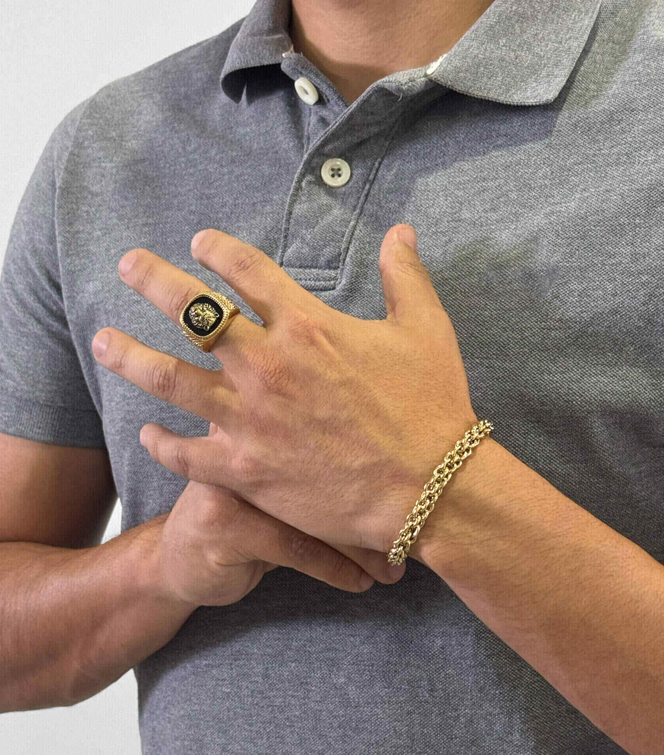 Guess Anillo para hombre de la colección lion king. El anillo tiene como símbolo de león y mide 22 trendy cód. JUMR04003JWYGBK