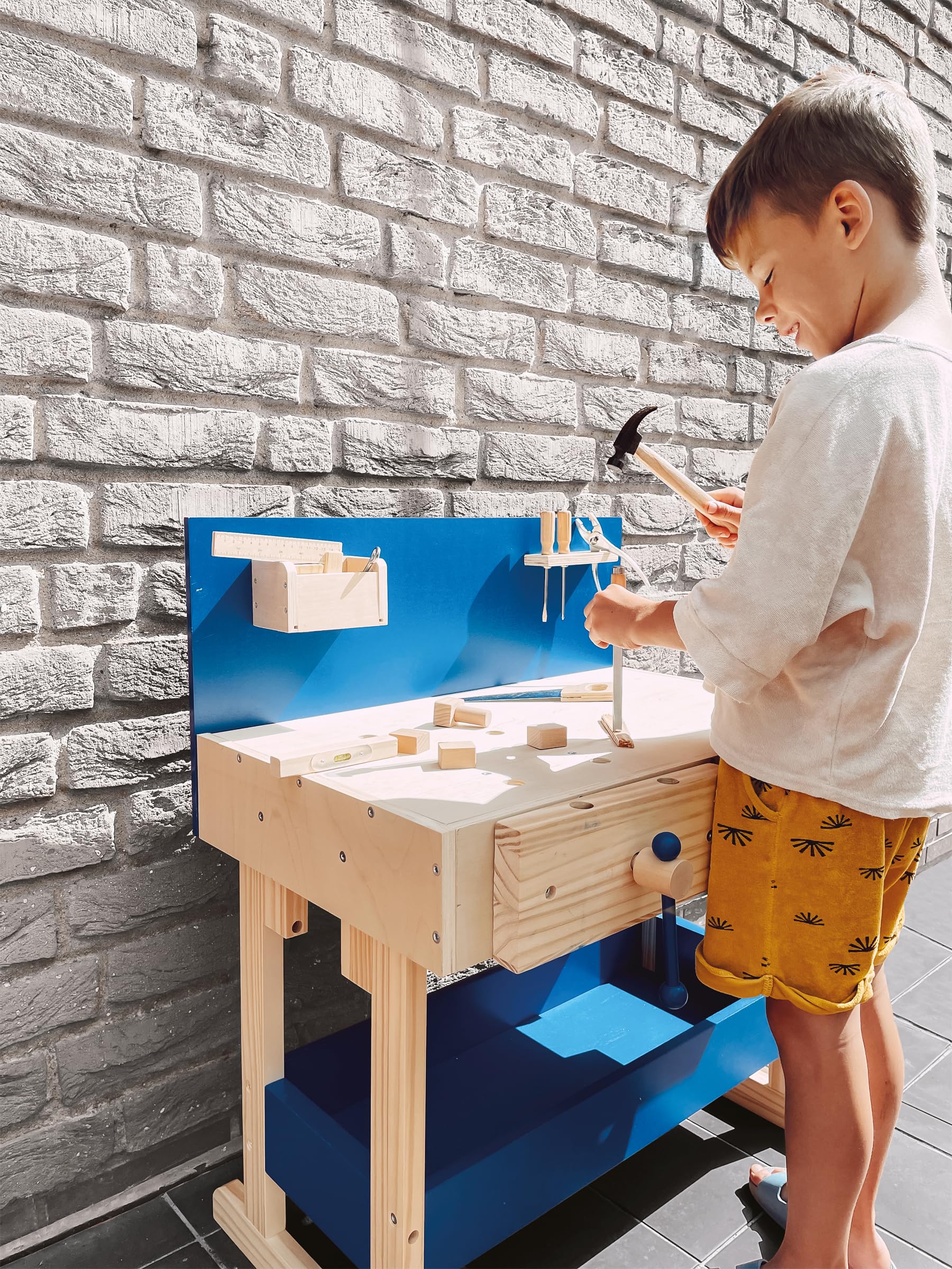 small foot Kinder Werkbank in Natur und Blau aus Holz, mit großer Arbeitsfläche und Werkzeug, ab 8 Jahren, 10839 Toys